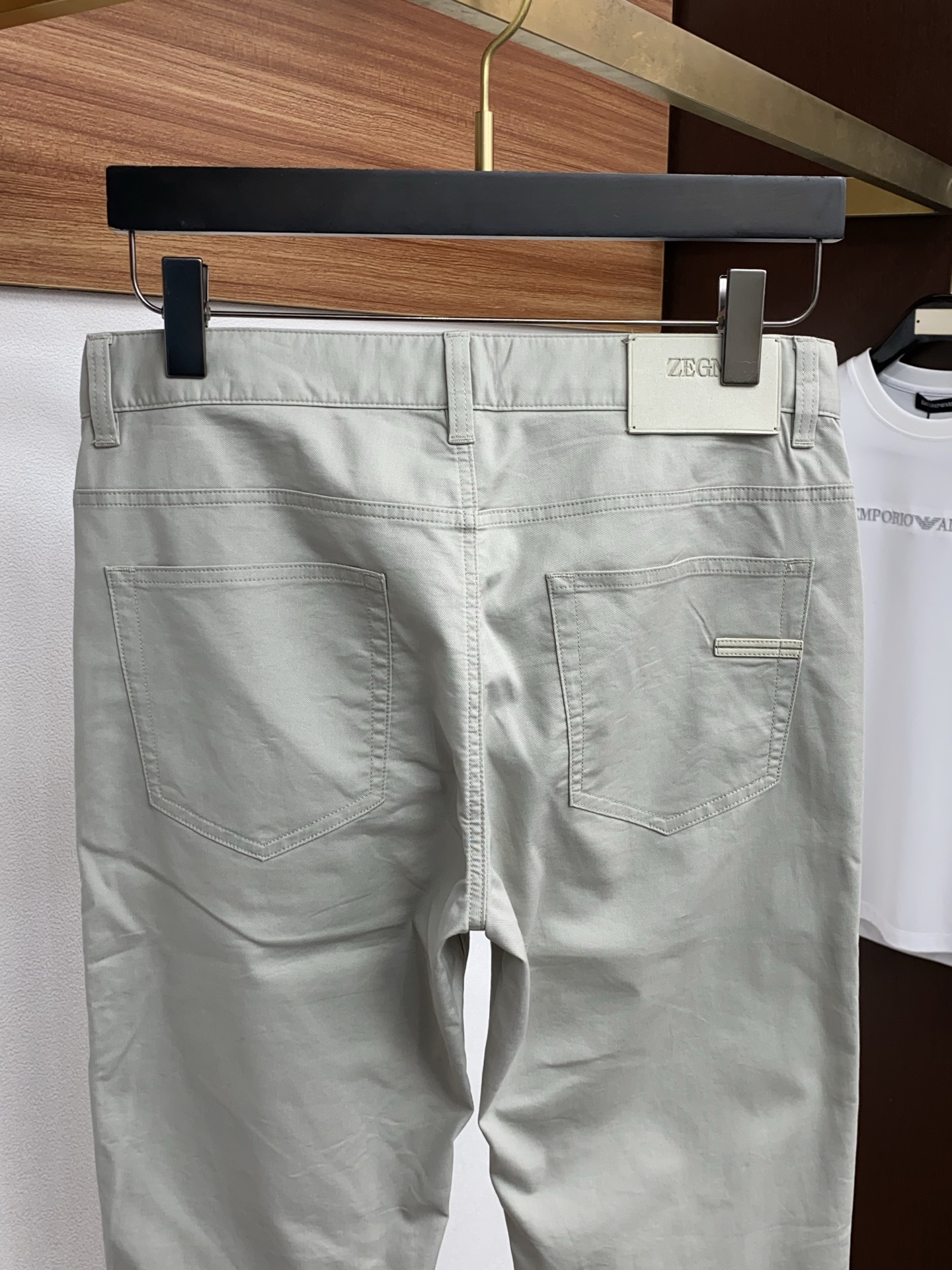 杰尼亚 2026春夏新款 休闲裤 干净利落剪裁，都市风十足 采用精纺面料手感软糯干爽，上身效果挺括有型。