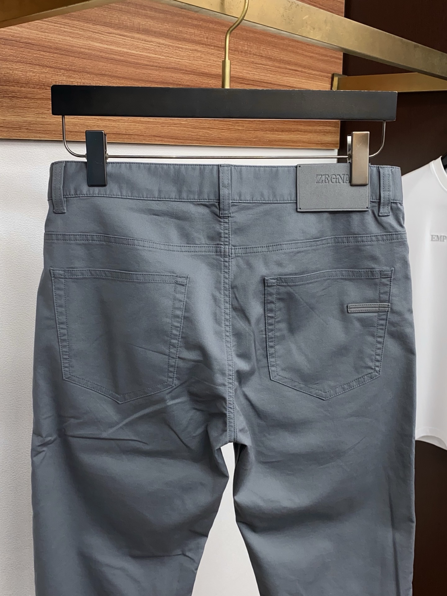 杰尼亚 2026春夏新款 休闲裤 干净利落剪裁，都市风十足 采用精纺面料手感软糯干爽，上身效果挺括有型。