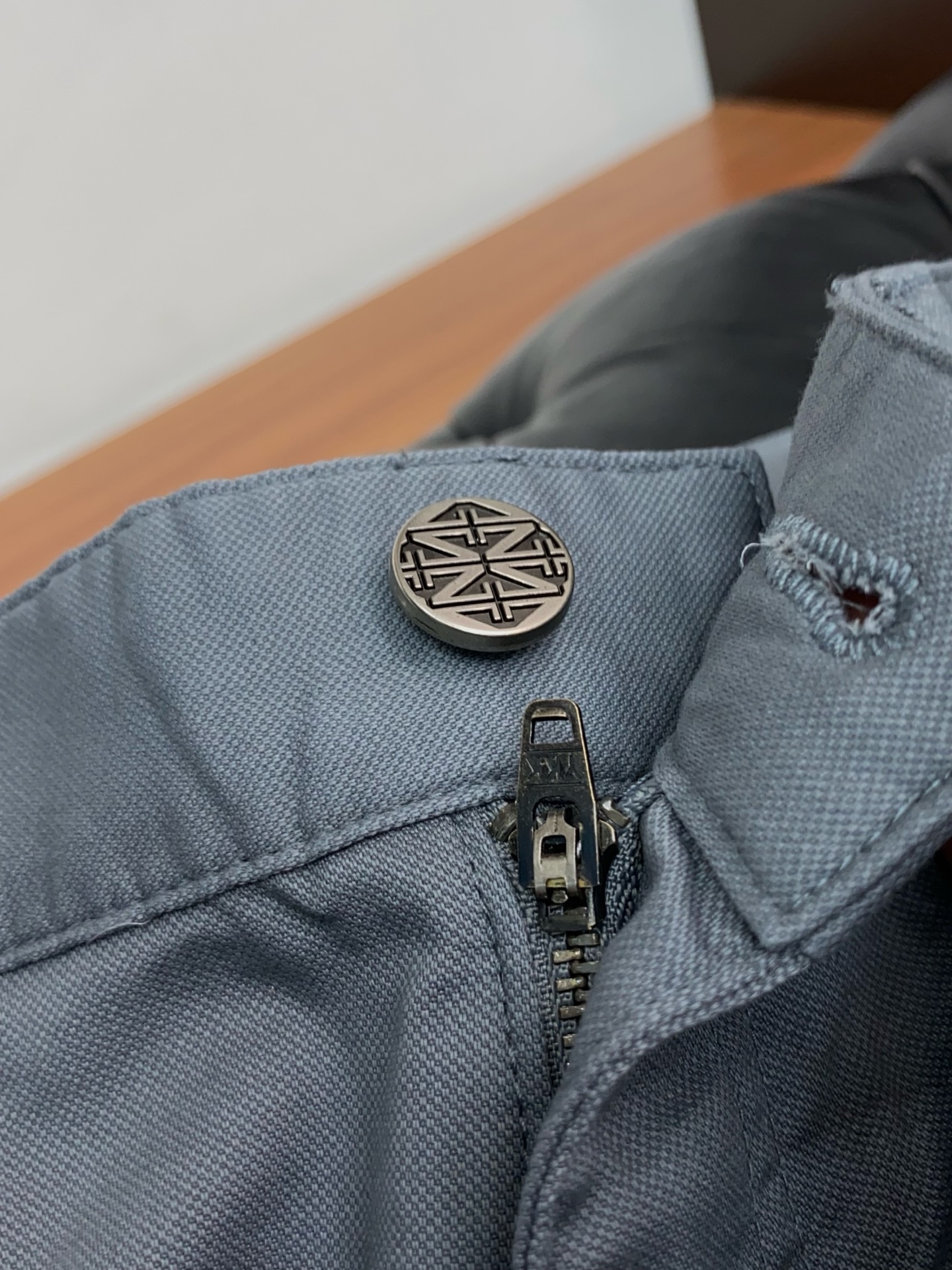 杰尼亚 2026春夏新款 休闲裤 干净利落剪裁，都市风十足 采用精纺面料手感软糯干爽，上身效果挺括有型。