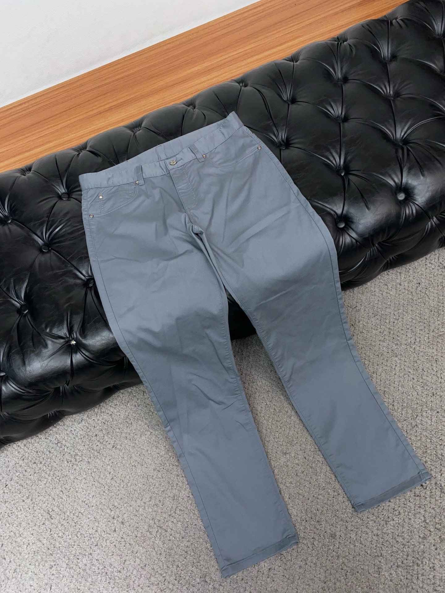 杰尼亚 2026春夏新款 休闲裤 干净利落剪裁，都市风十足 采用精纺面料手感软糯干爽，上身效果挺括有型。