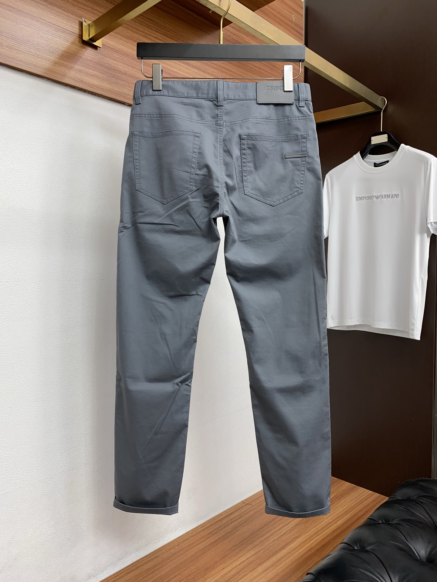 杰尼亚 2026春夏新款 休闲裤 干净利落剪裁，都市风十足 采用精纺面料手感软糯干爽，上身效果挺括有型。