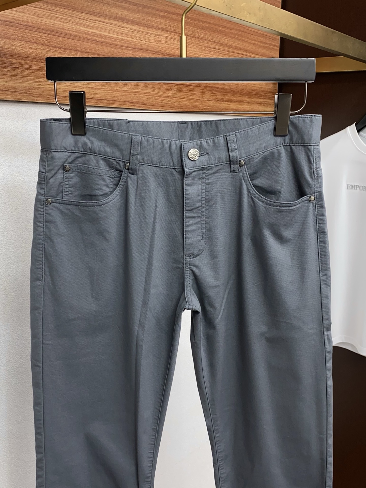 杰尼亚 2026春夏新款 休闲裤 干净利落剪裁，都市风十足 采用精纺面料手感软糯干爽，上身效果挺括有型。