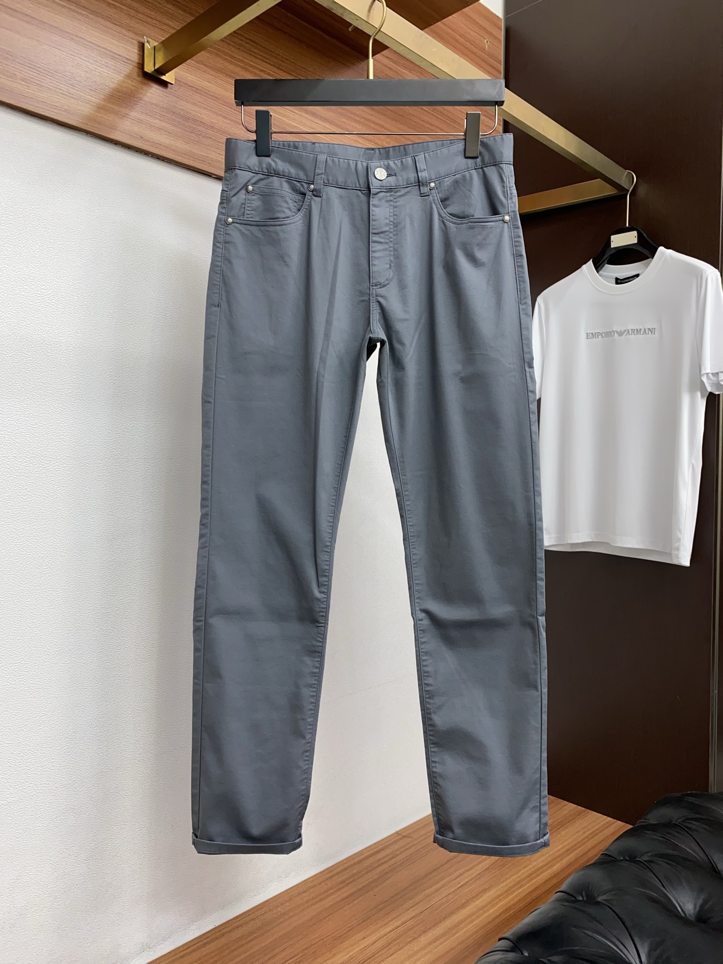 杰尼亚 2026春夏新款 休闲裤 干净利落剪裁，都市风十足 采用精纺面料手感软糯干爽，上身效果挺括有型。