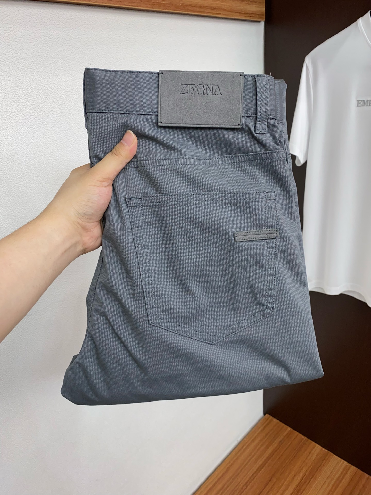 杰尼亚 2026春夏新款 休闲裤 干净利落剪裁，都市风十足 采用精纺面料手感软糯干爽，上身效果挺括有型。