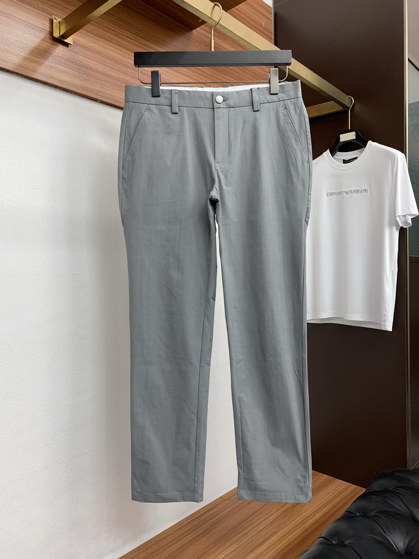 BC 2026春夏新款 休闲裤 干净利落剪裁，都市风十足 采用精纺面料手感软糯干爽，上身效果挺括有型。五