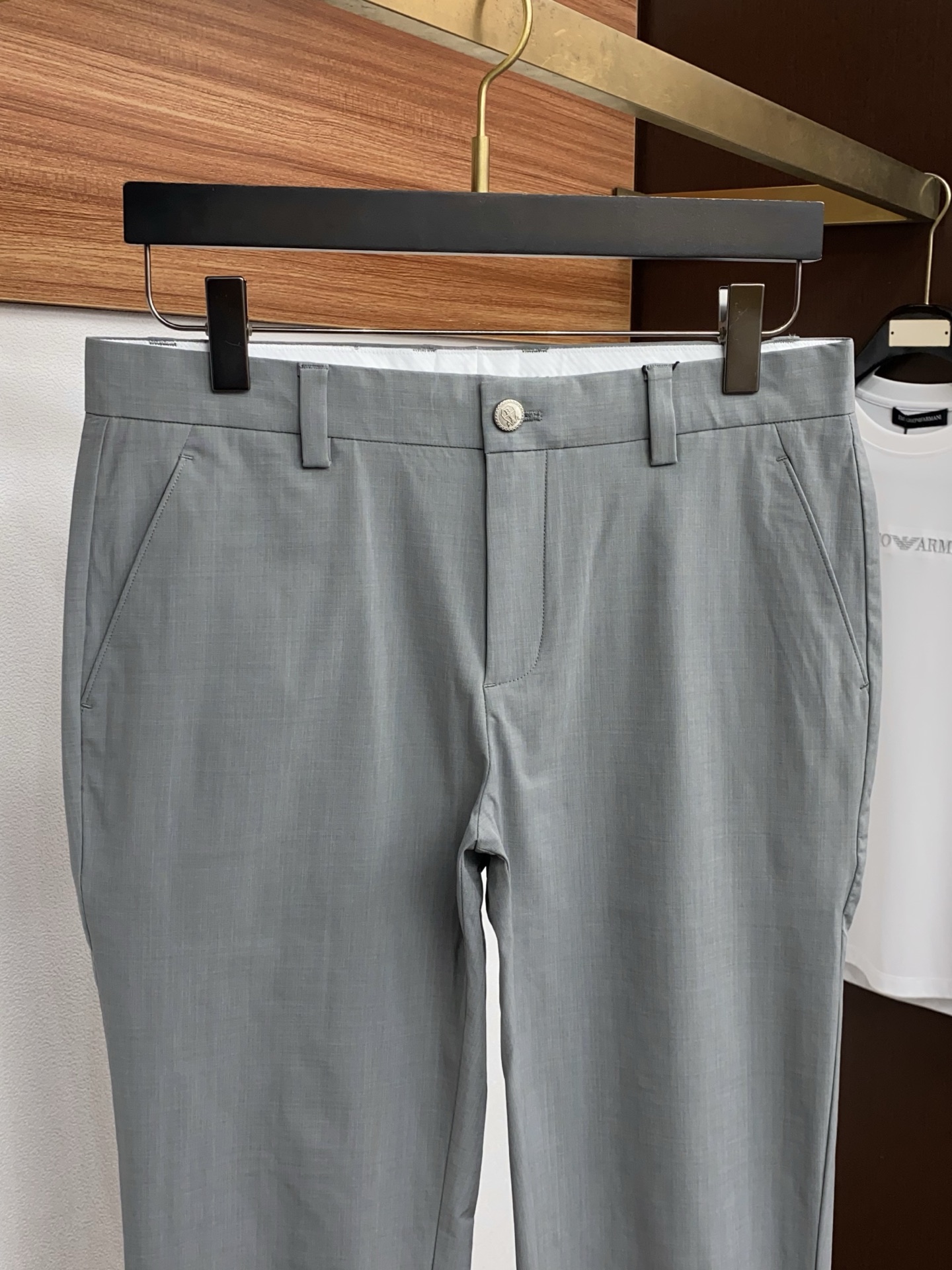 BC 2026春夏新款 休闲裤 干净利落剪裁，都市风十足 采用精纺面料手感软糯干爽，上身效果挺括有型。五