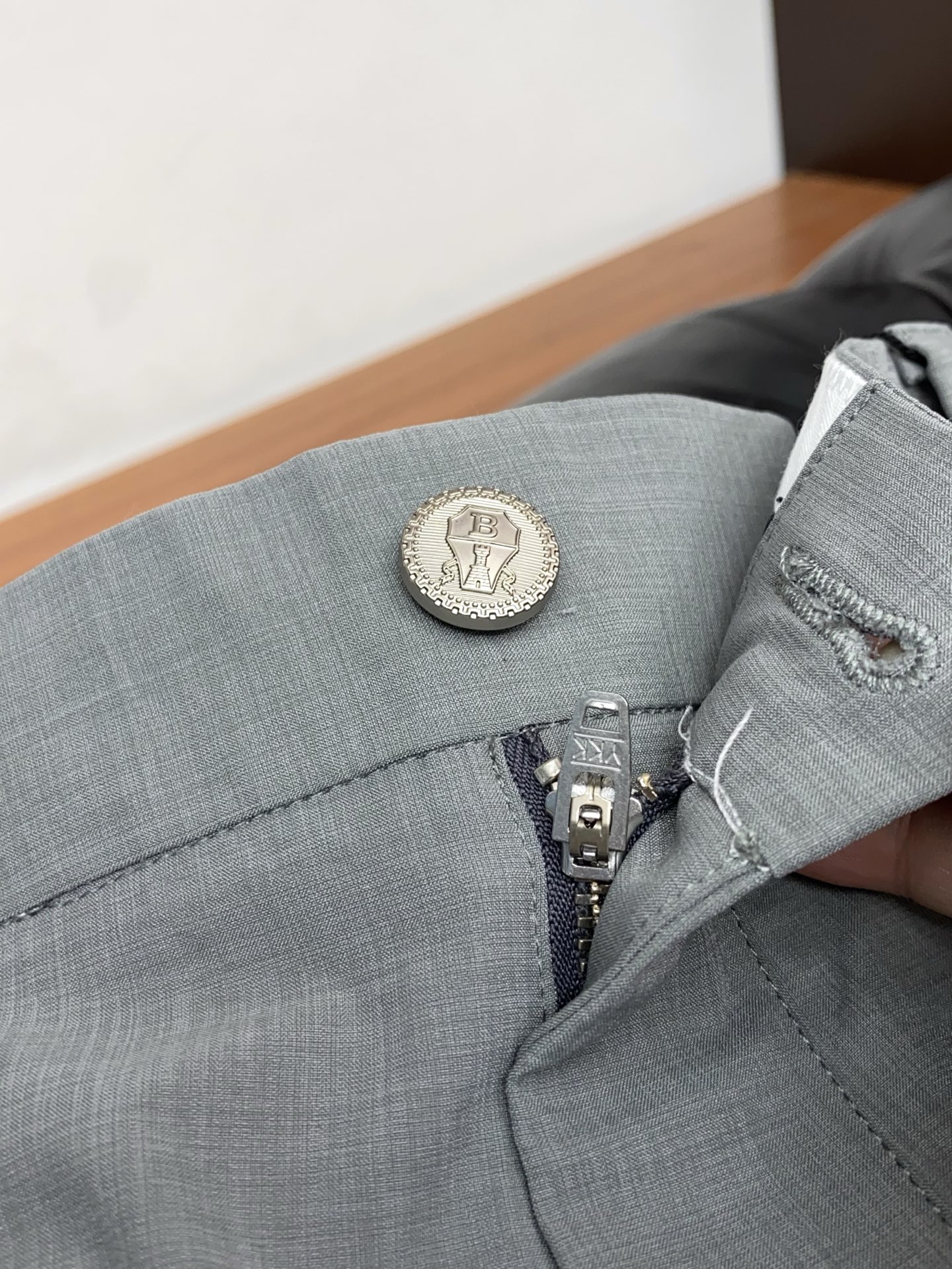 BC 2026春夏新款 休闲裤 干净利落剪裁，都市风十足 采用精纺面料手感软糯干爽，上身效果挺括有型。五