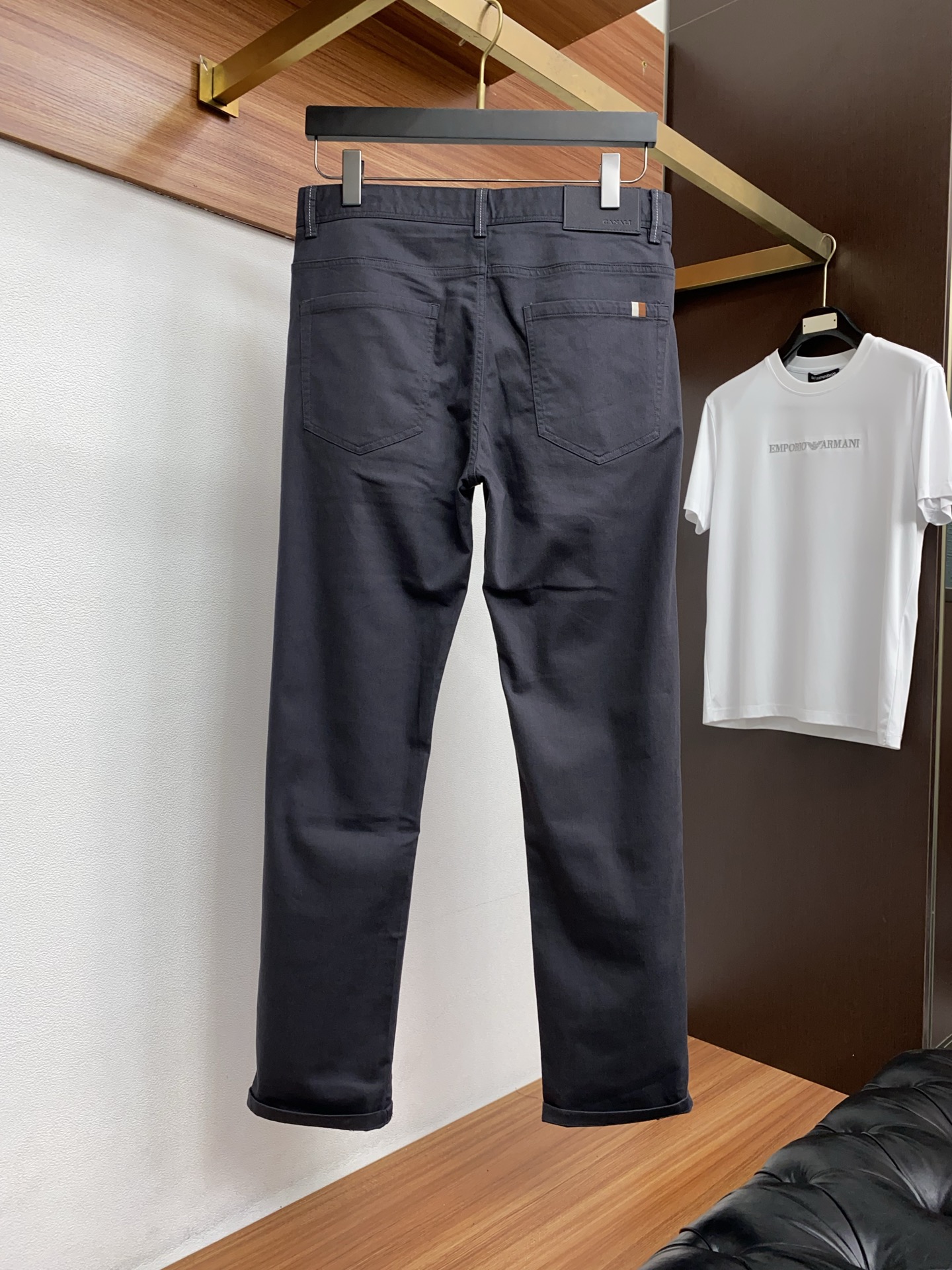 寇池 2026春夏新款 休闲裤 干净利落剪裁，都市风十足 采用精纺面料手感软糯干爽，上身效果挺括有型。五