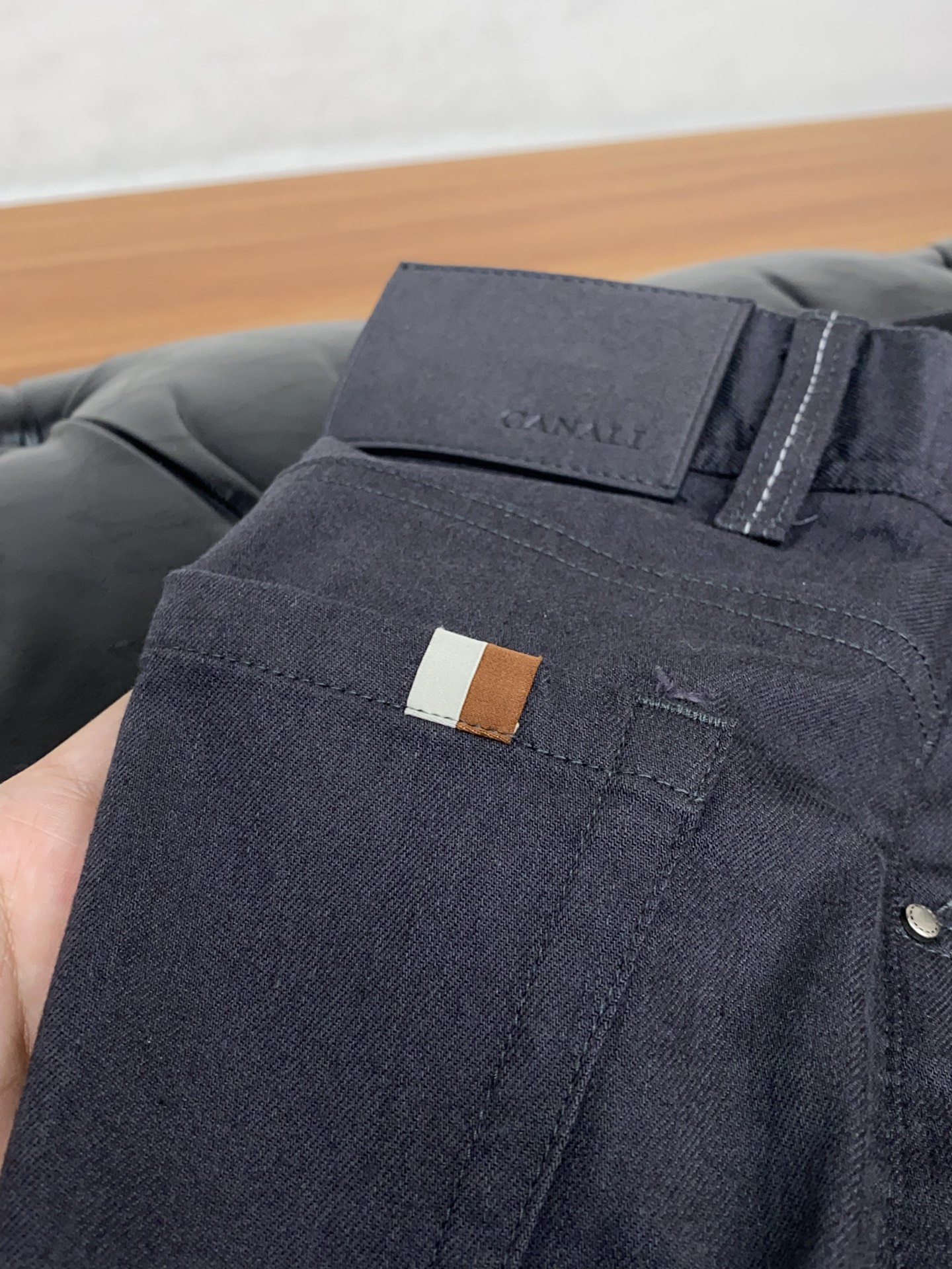 寇池 2026春夏新款 休闲裤 干净利落剪裁，都市风十足 采用精纺面料手感软糯干爽，上身效果挺括有型。五