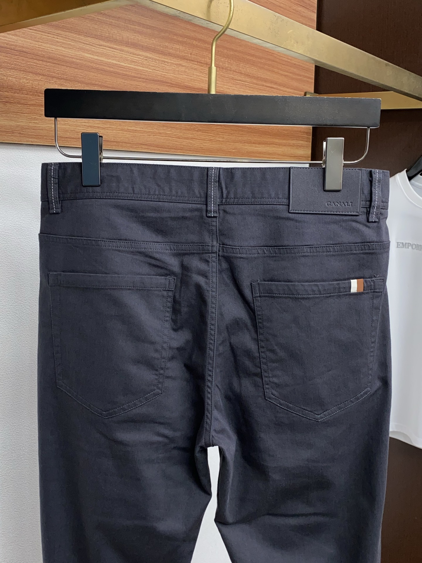 寇池 2026春夏新款 休闲裤 干净利落剪裁，都市风十足 采用精纺面料手感软糯干爽，上身效果挺括有型。五