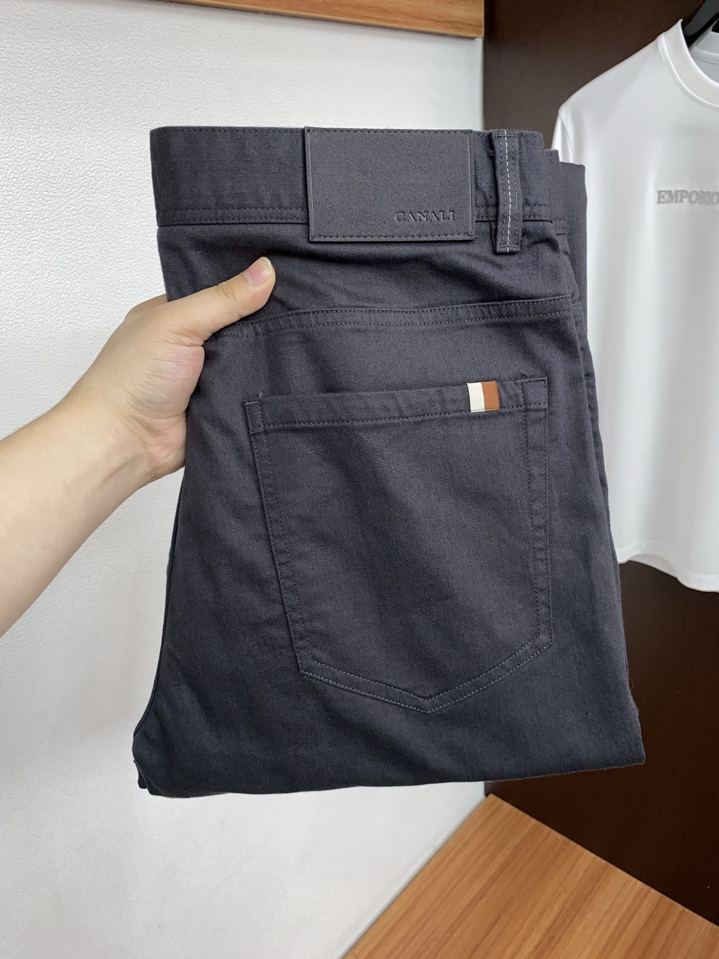 寇池 2026春夏新款 休闲裤 干净利落剪裁，都市风十足 采用精纺面料手感软糯干爽，上身效果挺括有型。五