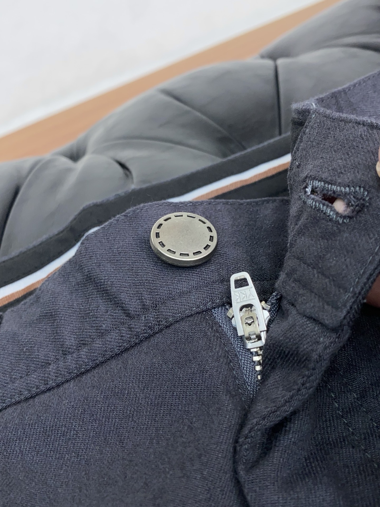 寇池 2026春夏新款 休闲裤 干净利落剪裁，都市风十足 采用精纺面料手感软糯干爽，上身效果挺括有型。五