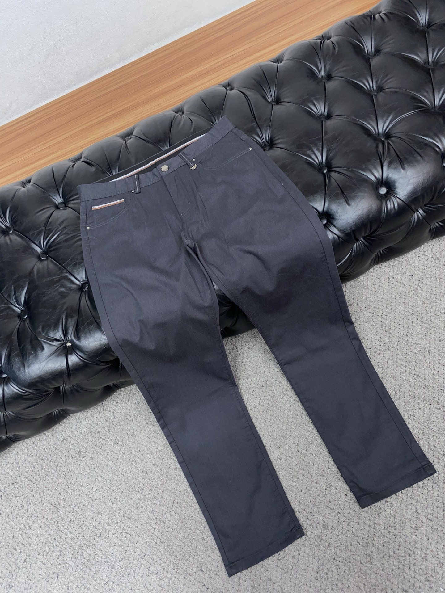 寇池 2026春夏新款 休闲裤 干净利落剪裁，都市风十足 采用精纺面料手感软糯干爽，上身效果挺括有型。五