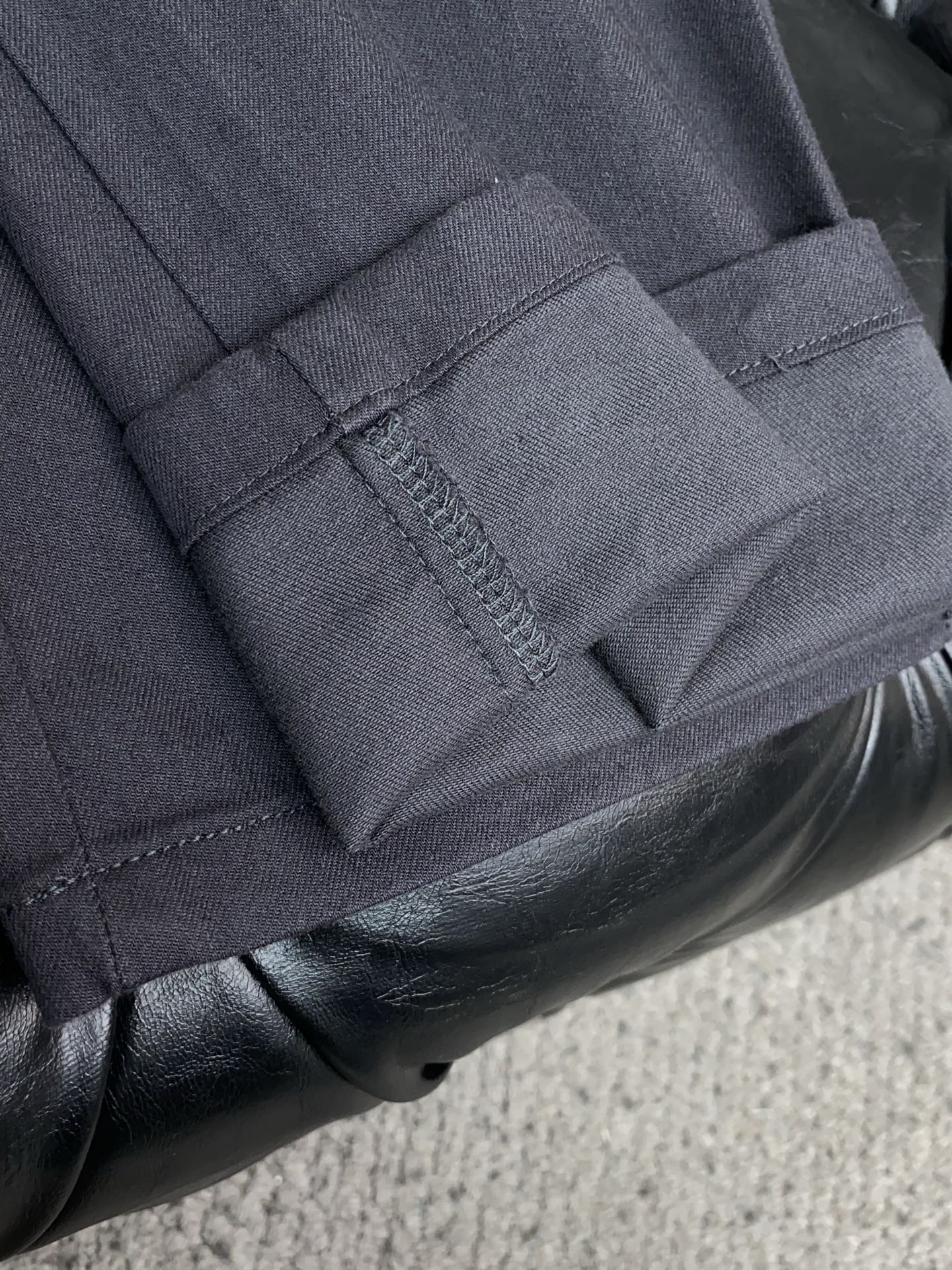 寇池 2026春夏新款 休闲裤 干净利落剪裁，都市风十足 采用精纺面料手感软糯干爽，上身效果挺括有型。五