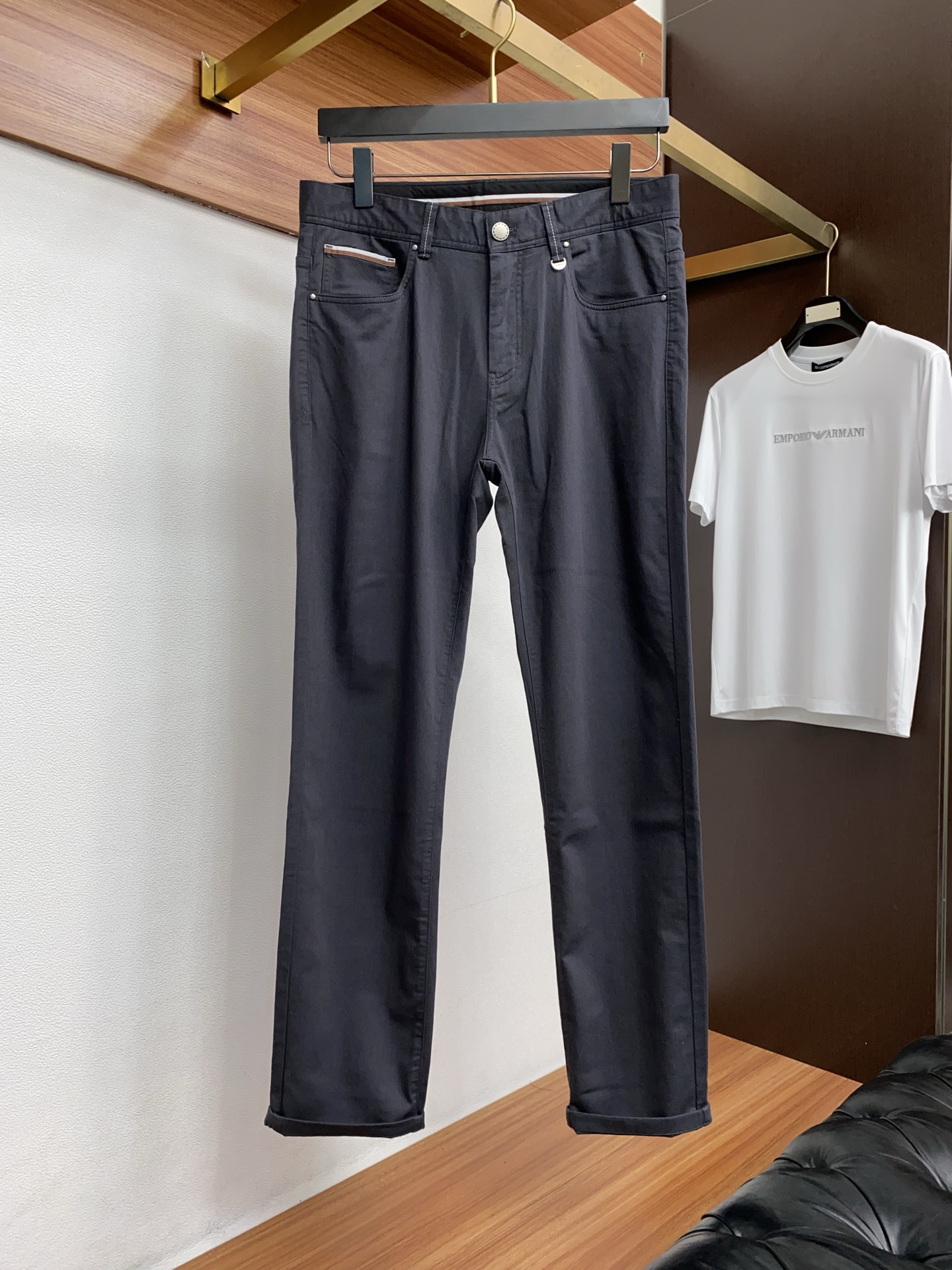 寇池 2026春夏新款 休闲裤 干净利落剪裁，都市风十足 采用精纺面料手感软糯干爽，上身效果挺括有型。五