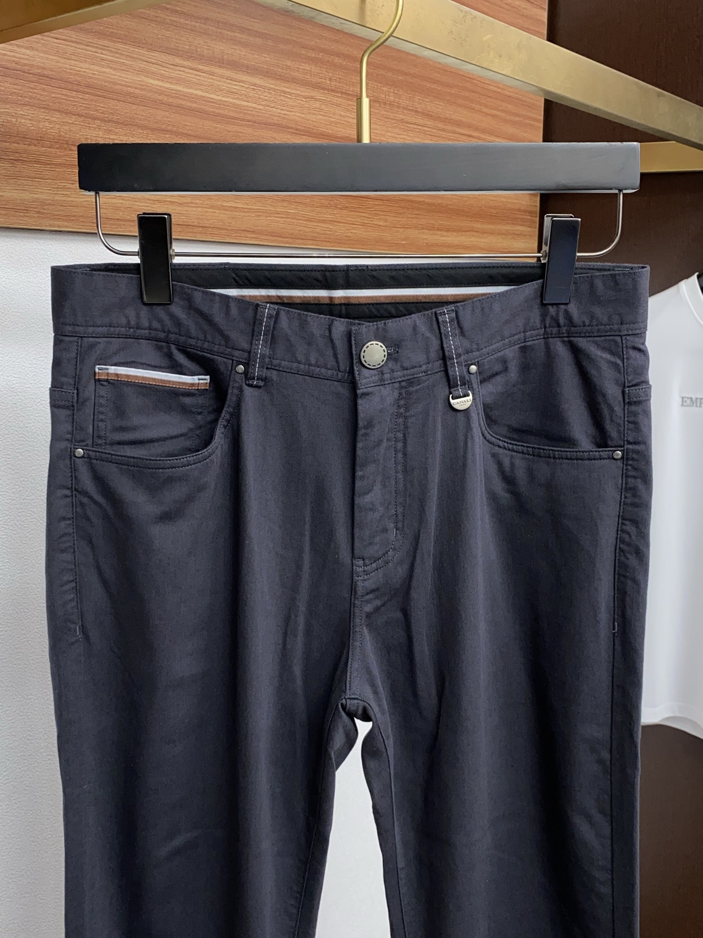 寇池 2026春夏新款 休闲裤 干净利落剪裁，都市风十足 采用精纺面料手感软糯干爽，上身效果挺括有型。五