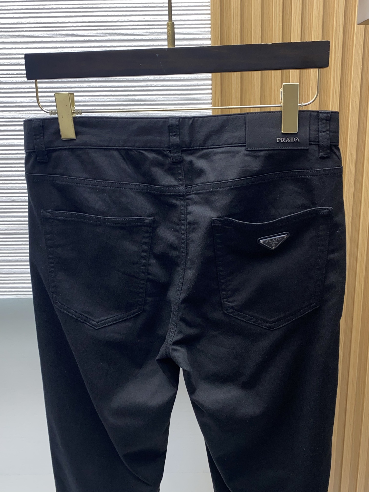 普拉达 2026春夏新款 休闲裤 干净利落剪裁，都市风十足 采用精纺面料手感软糯干爽，上身效果挺括有型。