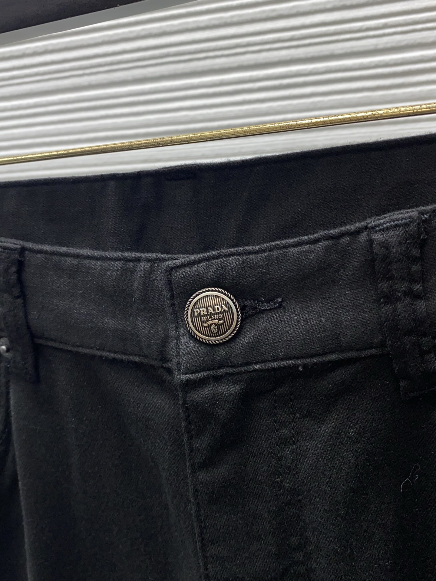 普拉达 2026春夏新款 休闲裤 干净利落剪裁，都市风十足 采用精纺面料手感软糯干爽，上身效果挺括有型。