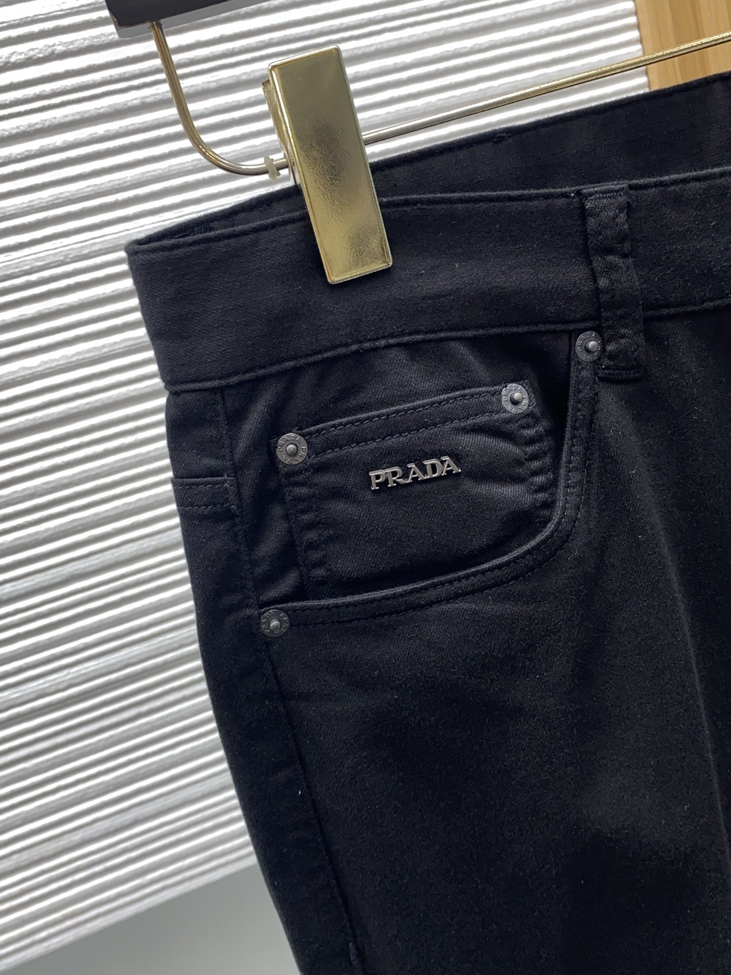 普拉达 2026春夏新款 休闲裤 干净利落剪裁，都市风十足 采用精纺面料手感软糯干爽，上身效果挺括有型。