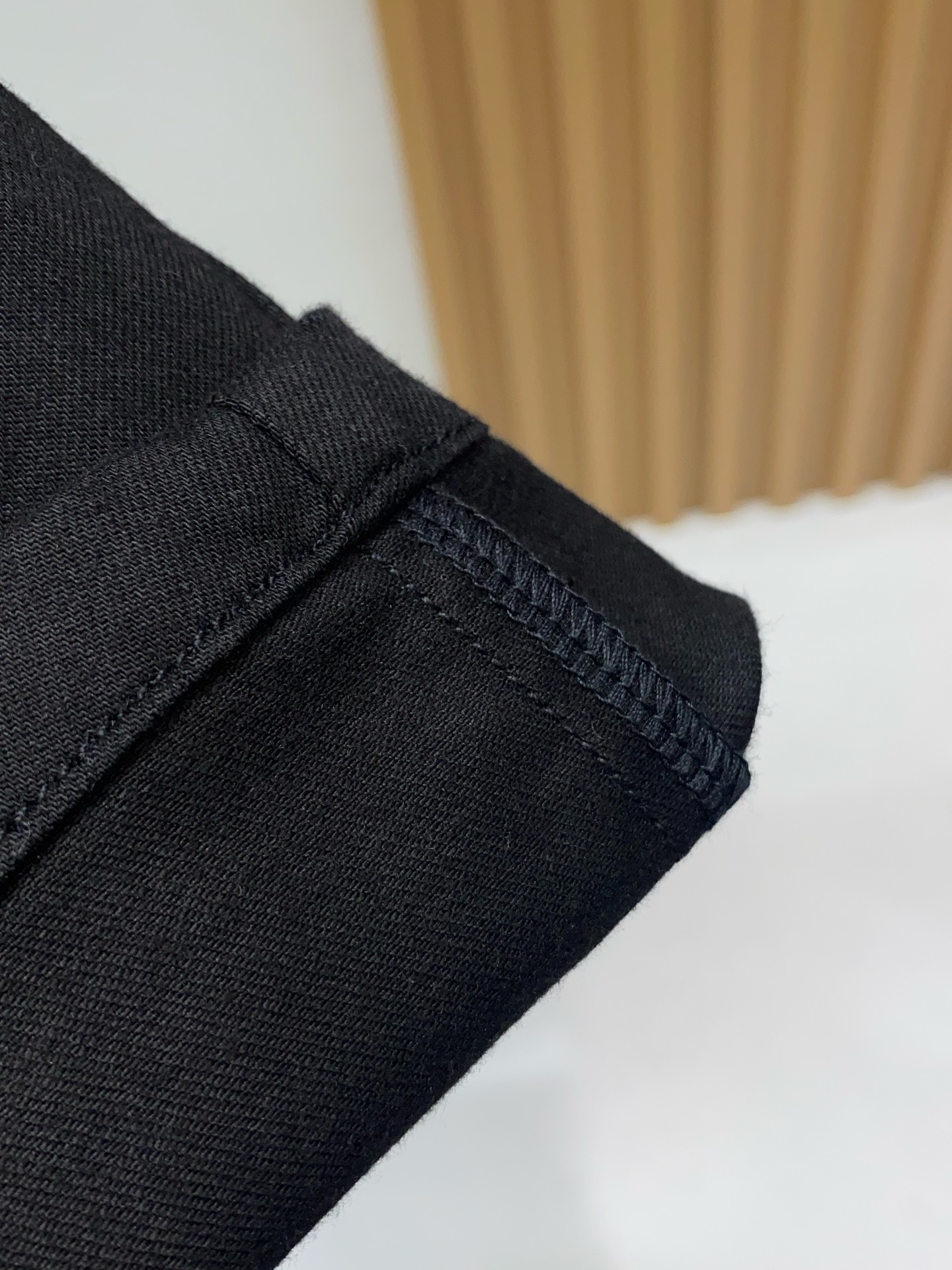 普拉达 2026春夏新款 休闲裤 干净利落剪裁，都市风十足 采用精纺面料手感软糯干爽，上身效果挺括有型。