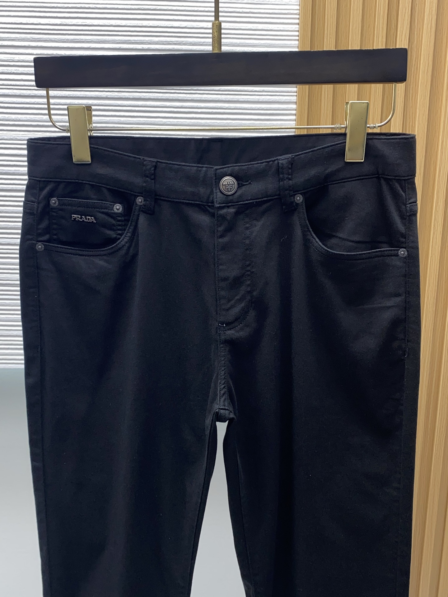 普拉达 2026春夏新款 休闲裤 干净利落剪裁，都市风十足 采用精纺面料手感软糯干爽，上身效果挺括有型。