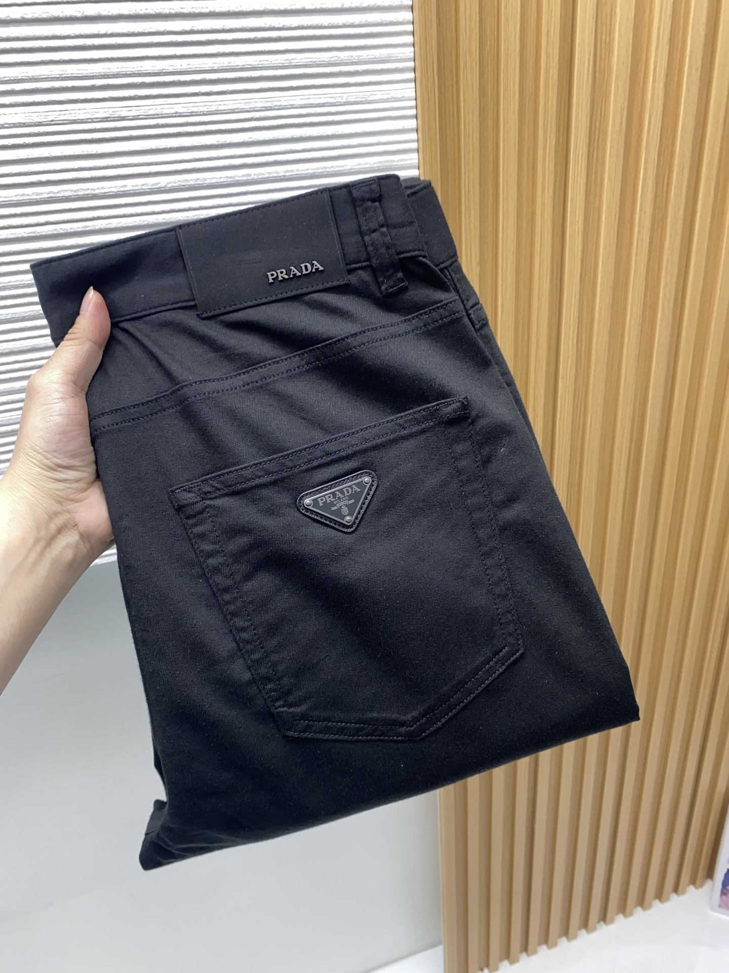 普拉达 2026春夏新款 休闲裤 干净利落剪裁，都市风十足 采用精纺面料手感软糯干爽，上身效果挺括有型。