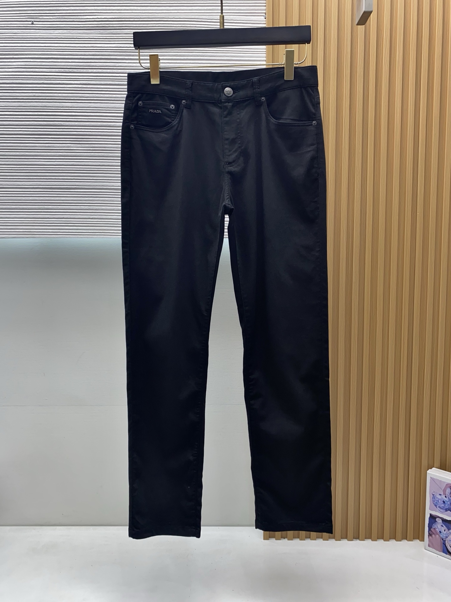 普拉达 2026春夏新款 休闲裤 干净利落剪裁，都市风十足 采用精纺面料手感软糯干爽，上身效果挺括有型。