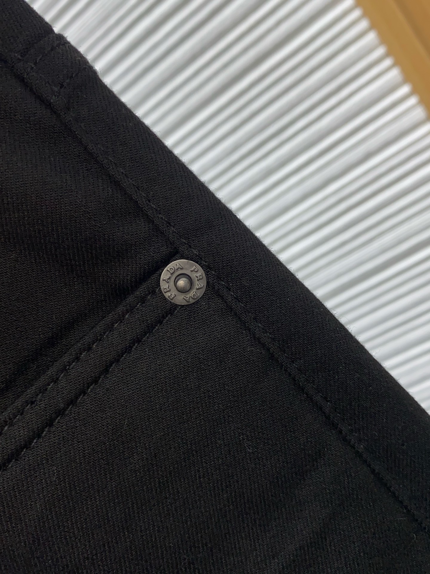 普拉达 2026春夏新款 休闲裤 干净利落剪裁，都市风十足 采用精纺面料手感软糯干爽，上身效果挺括有型。