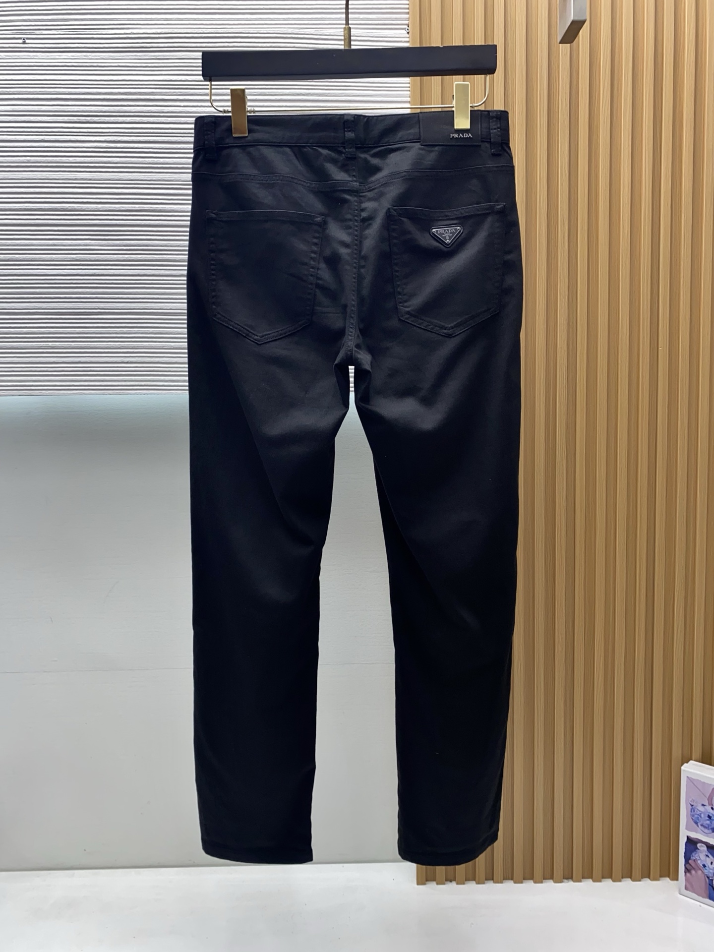 普拉达 2026春夏新款 休闲裤 干净利落剪裁，都市风十足 采用精纺面料手感软糯干爽，上身效果挺括有型。