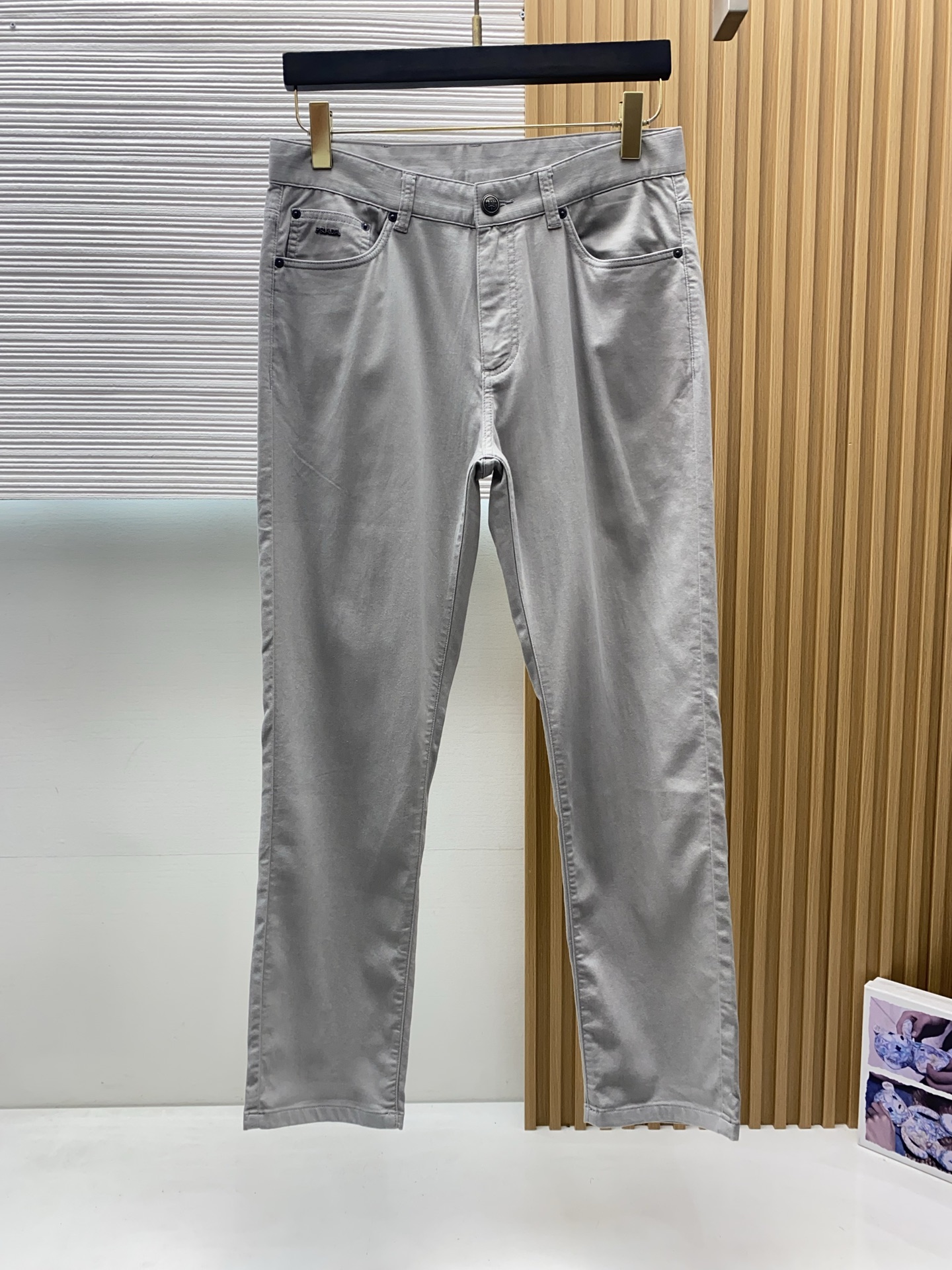 普拉达 2026春夏新款 休闲裤 干净利落剪裁，都市风十足 采用精纺面料手感软糯干爽，上身效果挺括有型。