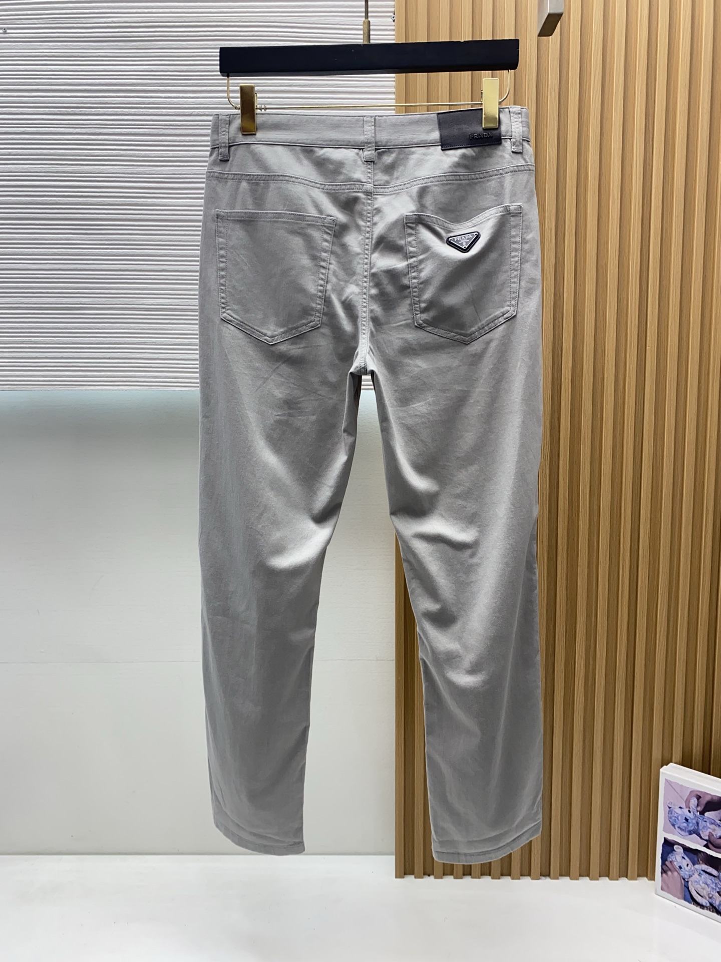 普拉达 2026春夏新款 休闲裤 干净利落剪裁，都市风十足 采用精纺面料手感软糯干爽，上身效果挺括有型。