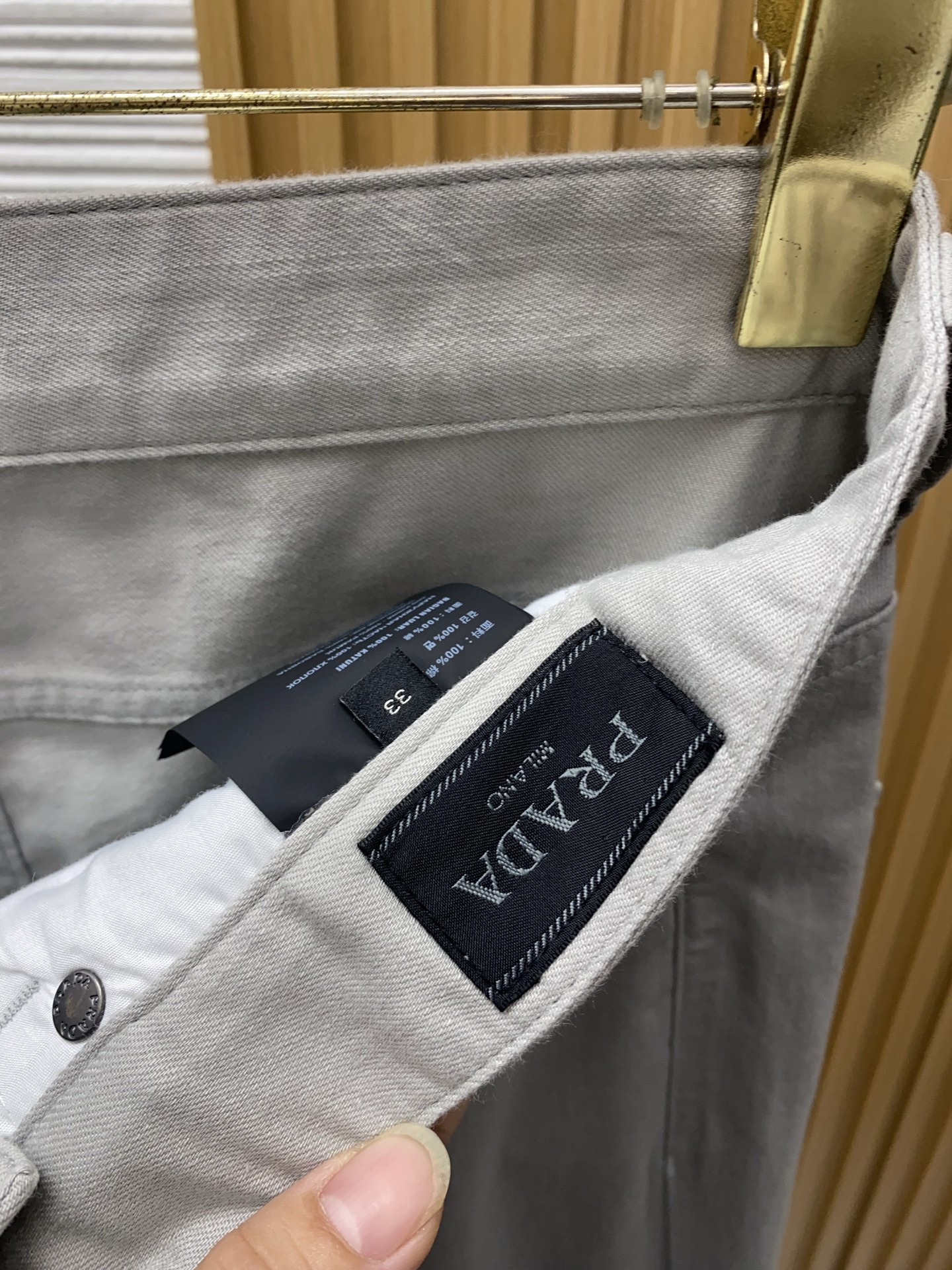 普拉达 2026春夏新款 休闲裤 干净利落剪裁，都市风十足 采用精纺面料手感软糯干爽，上身效果挺括有型。