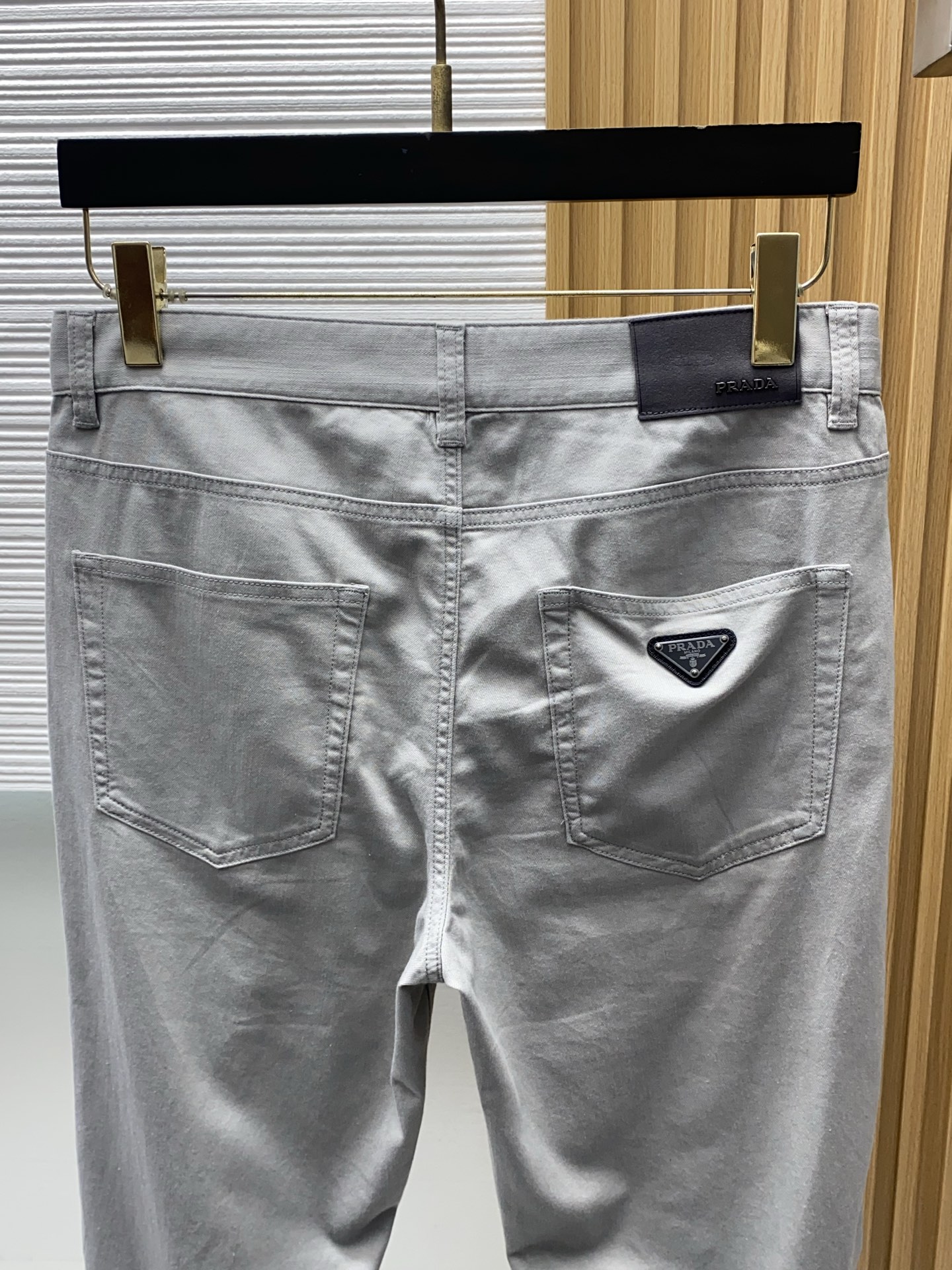 普拉达 2026春夏新款 休闲裤 干净利落剪裁，都市风十足 采用精纺面料手感软糯干爽，上身效果挺括有型。