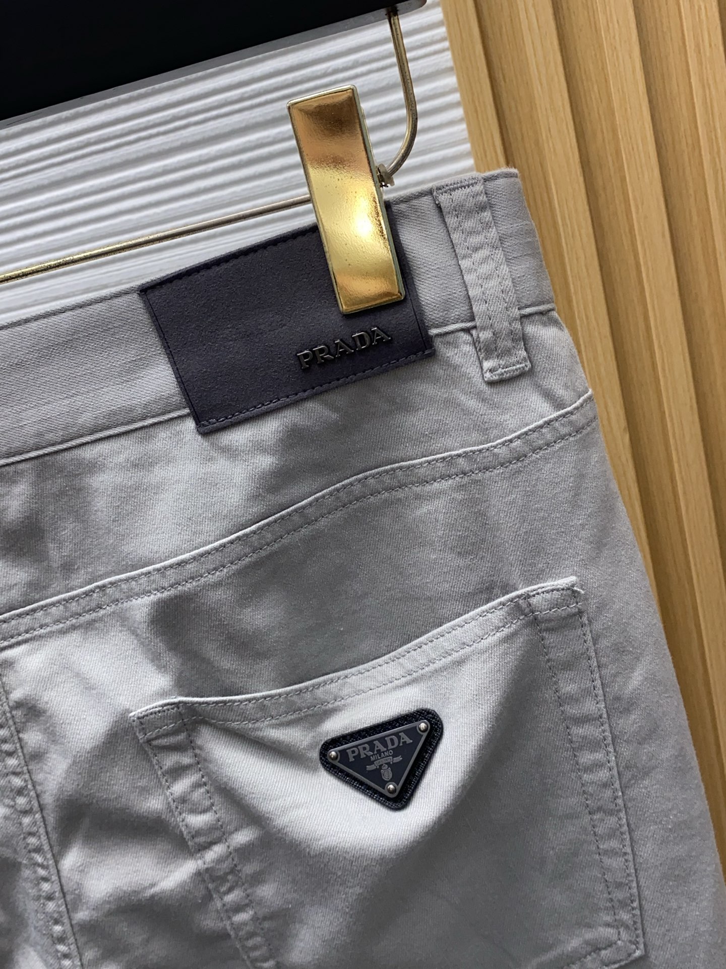 普拉达 2026春夏新款 休闲裤 干净利落剪裁，都市风十足 采用精纺面料手感软糯干爽，上身效果挺括有型。