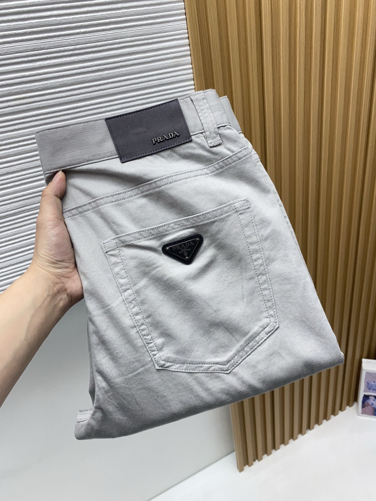 普拉达 2026春夏新款 休闲裤 干净利落剪裁，都市风十足 采用精纺面料手感软糯干爽，上身效果挺括有型。