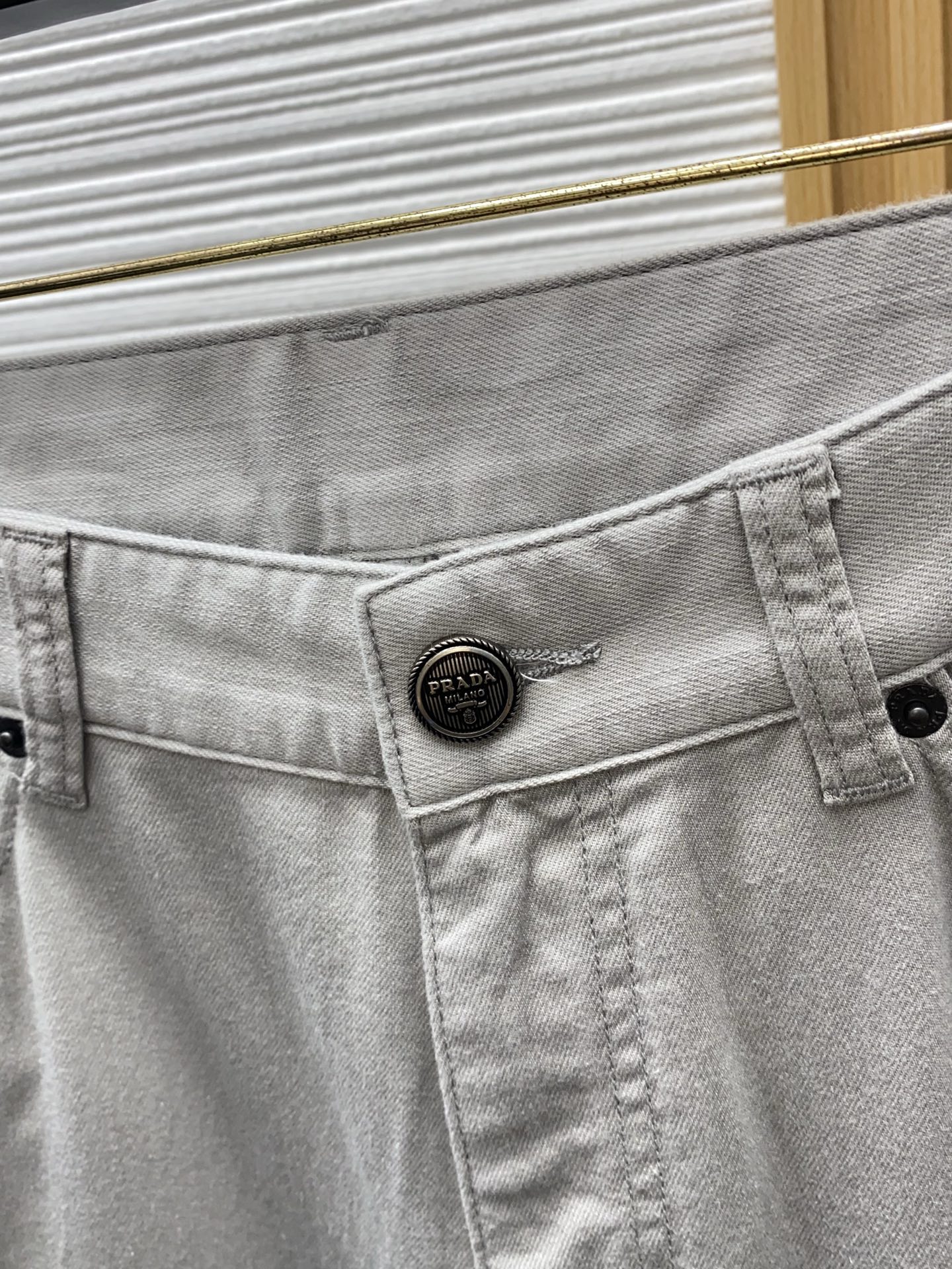 普拉达 2026春夏新款 休闲裤 干净利落剪裁，都市风十足 采用精纺面料手感软糯干爽，上身效果挺括有型。