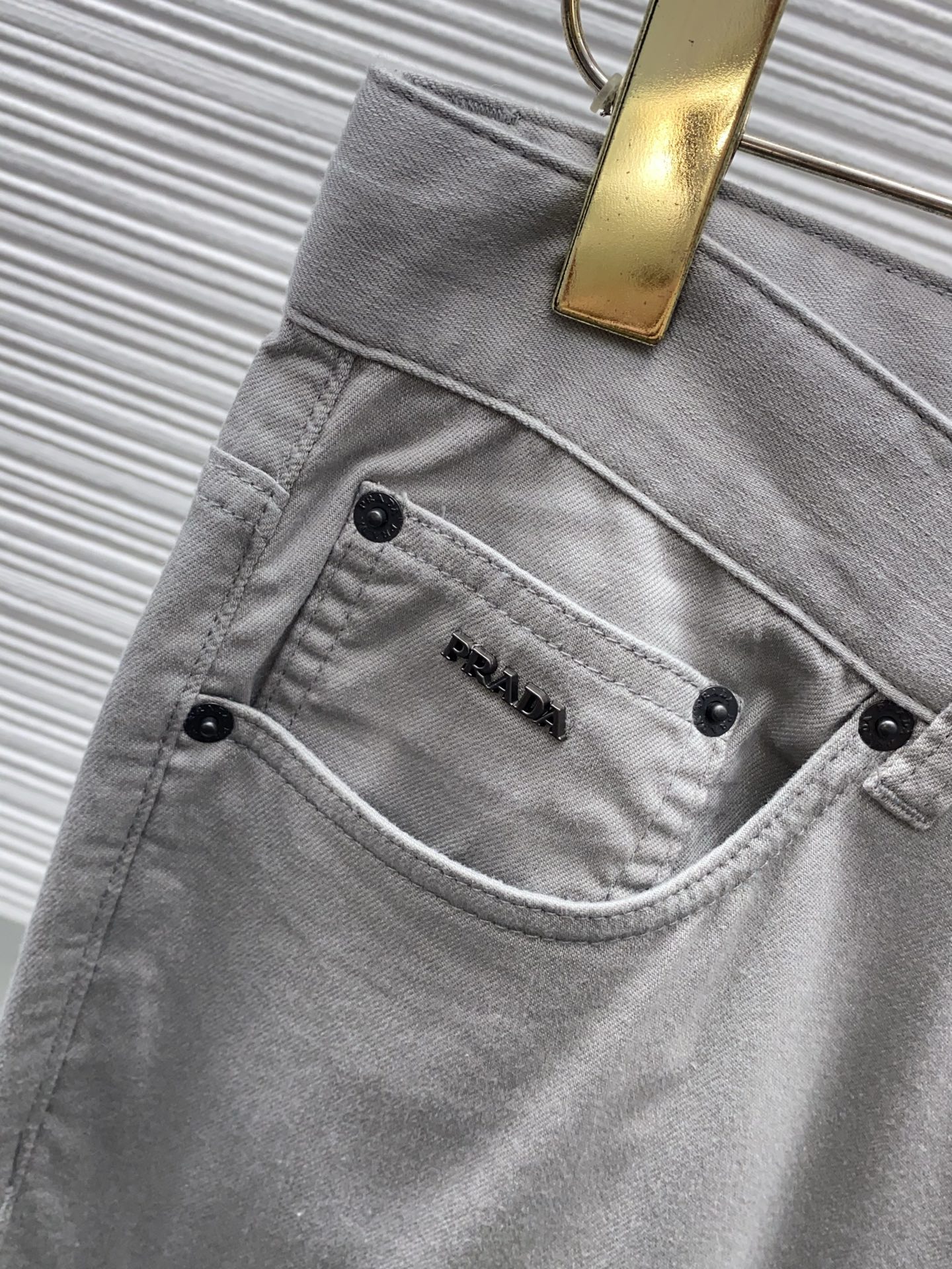 普拉达 2026春夏新款 休闲裤 干净利落剪裁，都市风十足 采用精纺面料手感软糯干爽，上身效果挺括有型。