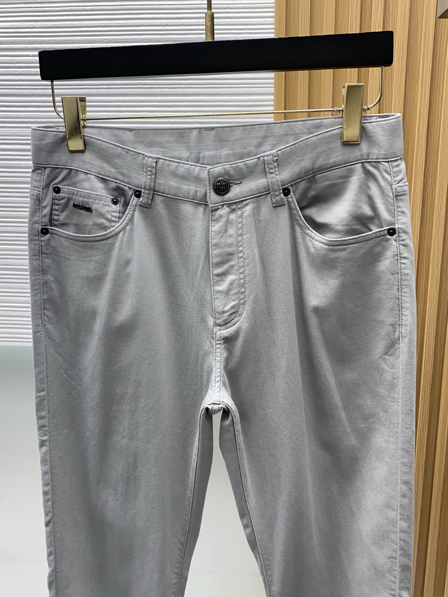 普拉达 2026春夏新款 休闲裤 干净利落剪裁，都市风十足 采用精纺面料手感软糯干爽，上身效果挺括有型。