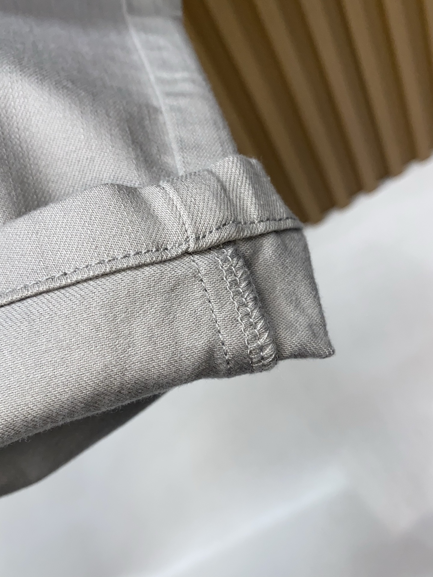 普拉达 2026春夏新款 休闲裤 干净利落剪裁，都市风十足 采用精纺面料手感软糯干爽，上身效果挺括有型。