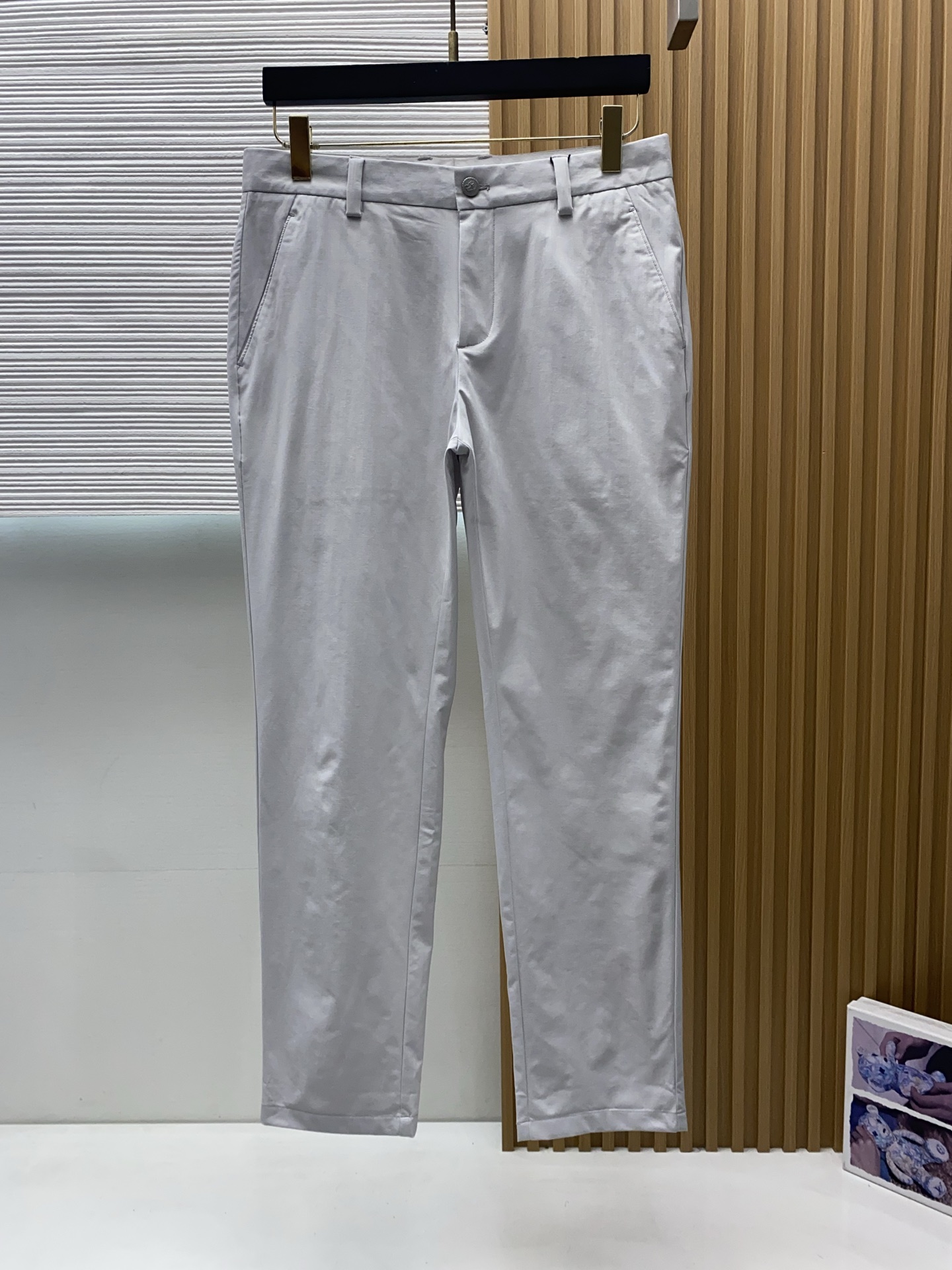 BC 2026春夏新款 休闲裤 干净利落剪裁，都市风十足 采用精纺面料手感软糯干爽，上身效果挺括有型。五