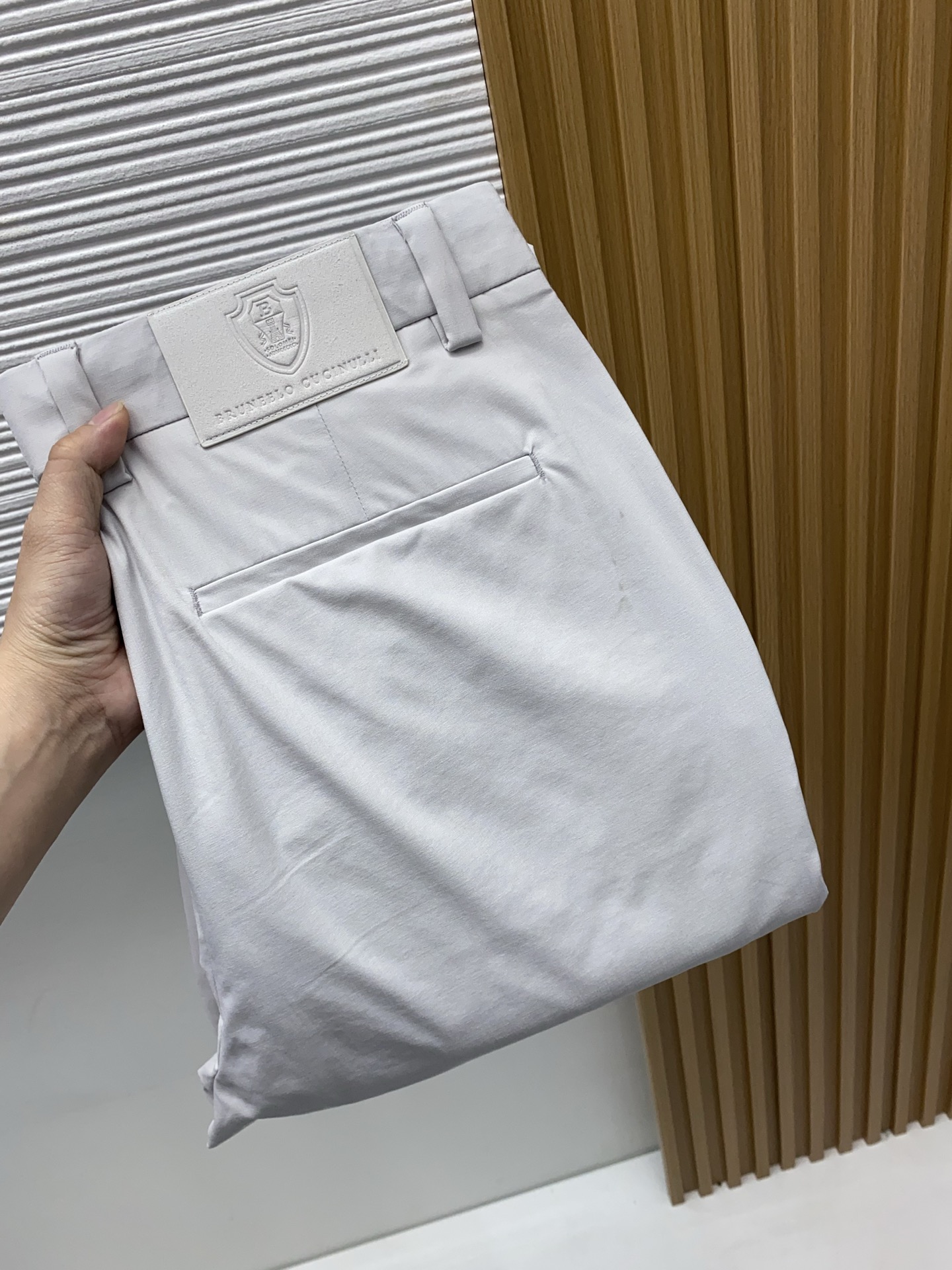 BC 2026春夏新款 休闲裤 干净利落剪裁，都市风十足 采用精纺面料手感软糯干爽，上身效果挺括有型。五