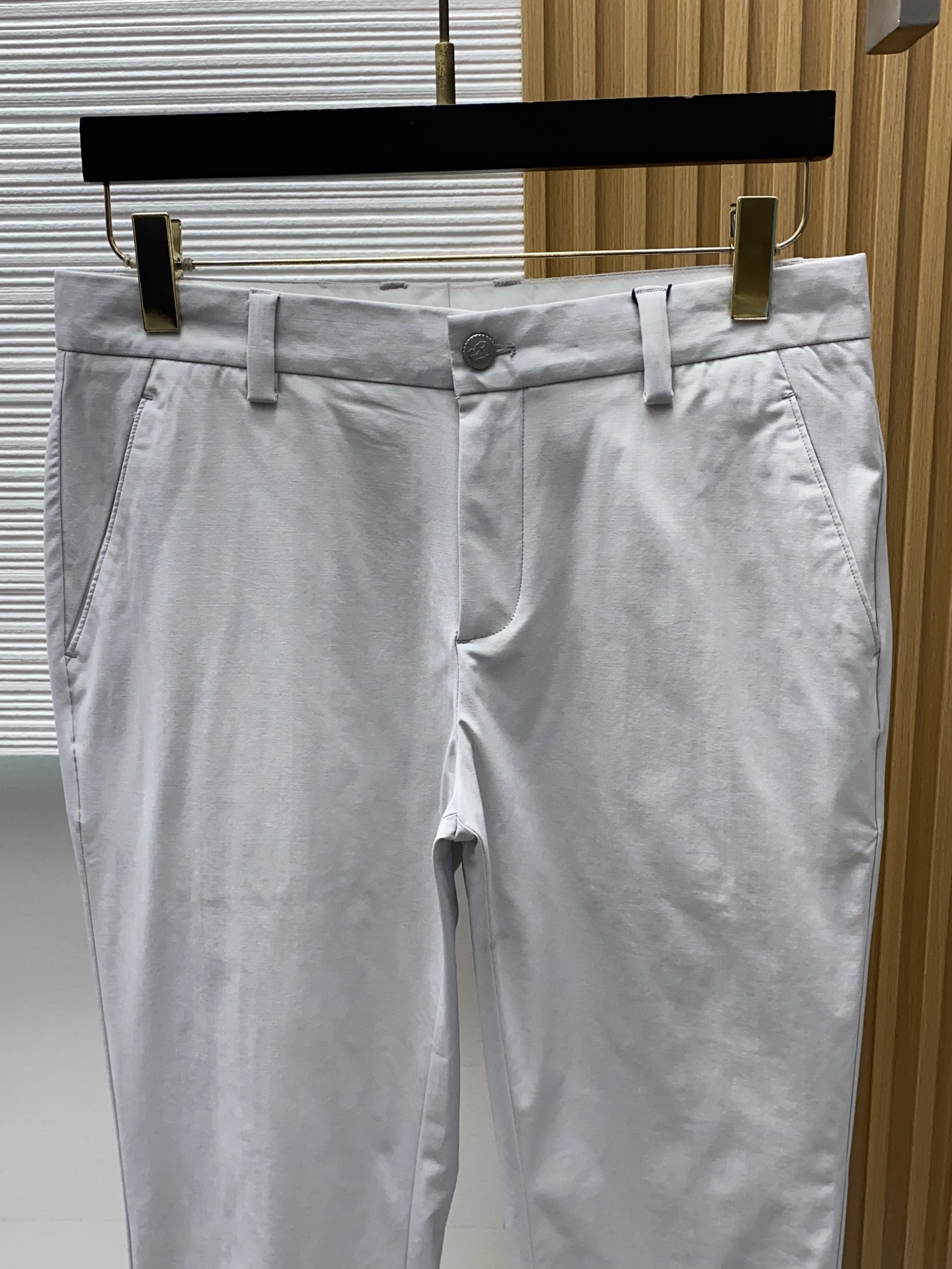 BC 2026春夏新款 休闲裤 干净利落剪裁，都市风十足 采用精纺面料手感软糯干爽，上身效果挺括有型。五