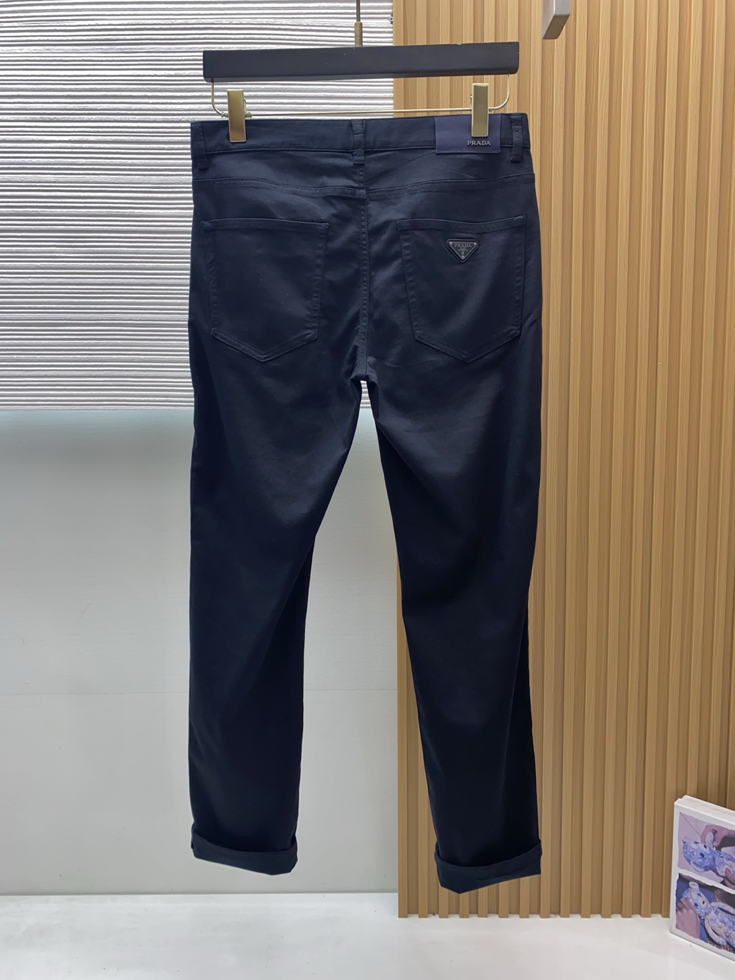 普拉达 2026春夏新款 休闲裤 干净利落剪裁，都市风十足 采用精纺面料手感软糯干爽，上身效果挺括有型。