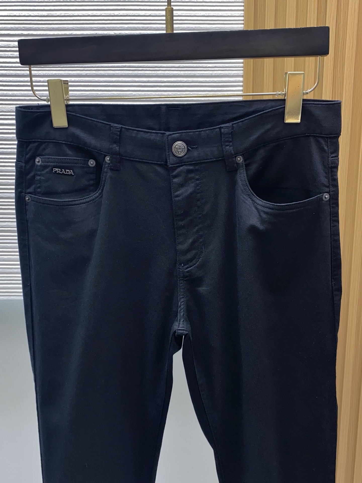 普拉达 2026春夏新款 休闲裤 干净利落剪裁，都市风十足 采用精纺面料手感软糯干爽，上身效果挺括有型。