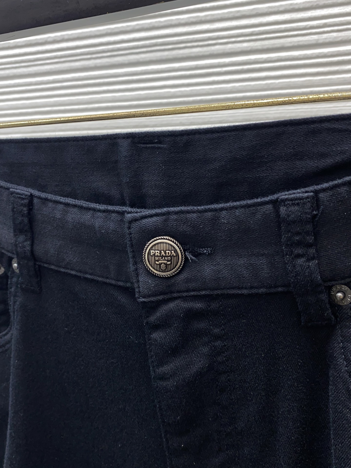 普拉达 2026春夏新款 休闲裤 干净利落剪裁，都市风十足 采用精纺面料手感软糯干爽，上身效果挺括有型。