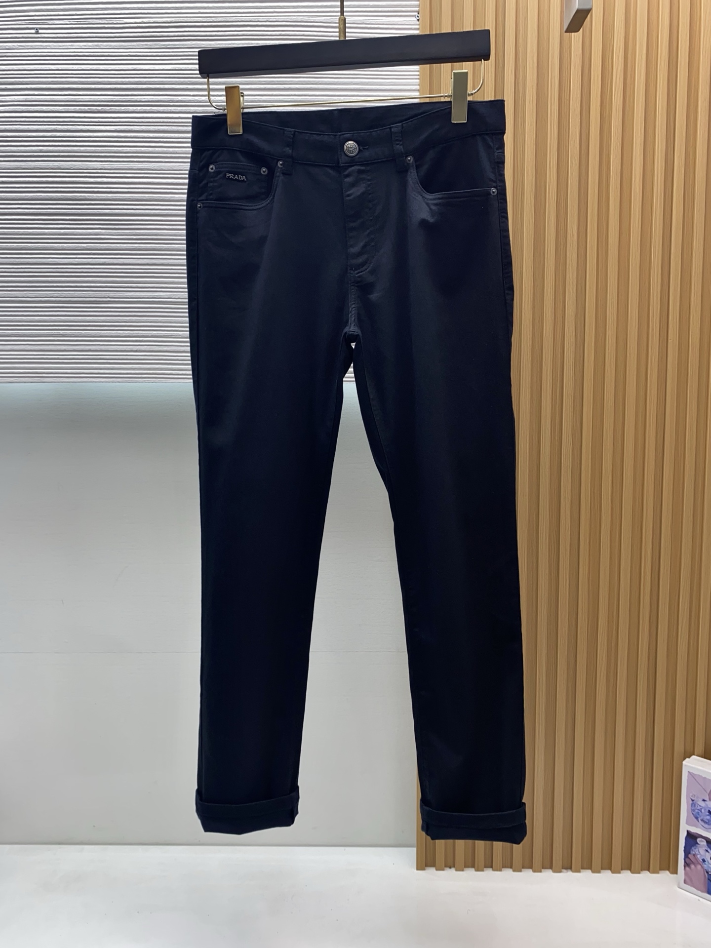 普拉达 2026春夏新款 休闲裤 干净利落剪裁，都市风十足 采用精纺面料手感软糯干爽，上身效果挺括有型。