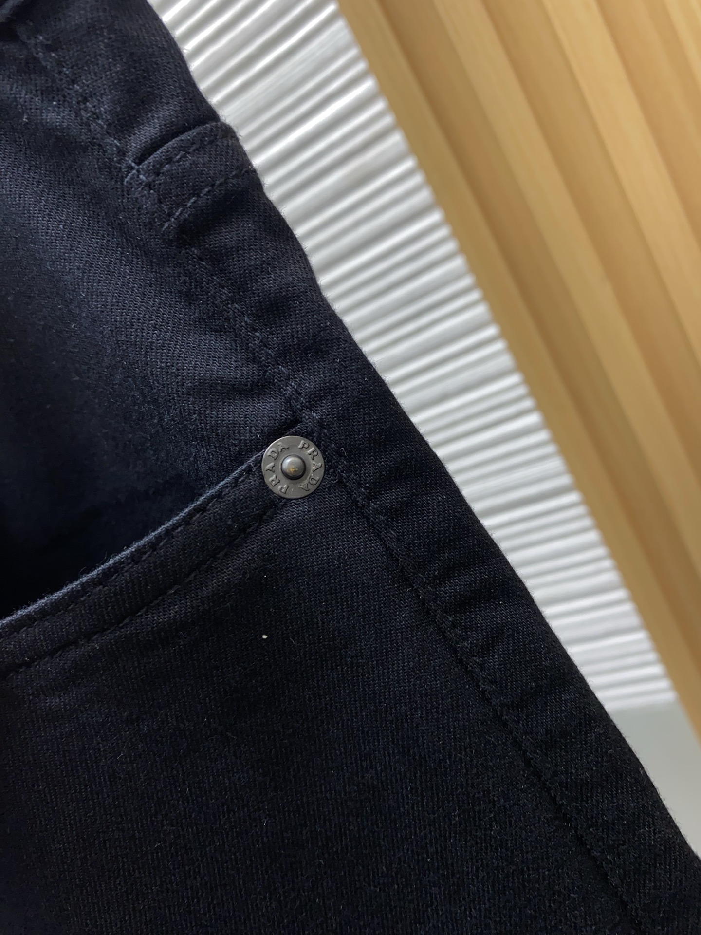 普拉达 2026春夏新款 休闲裤 干净利落剪裁，都市风十足 采用精纺面料手感软糯干爽，上身效果挺括有型。