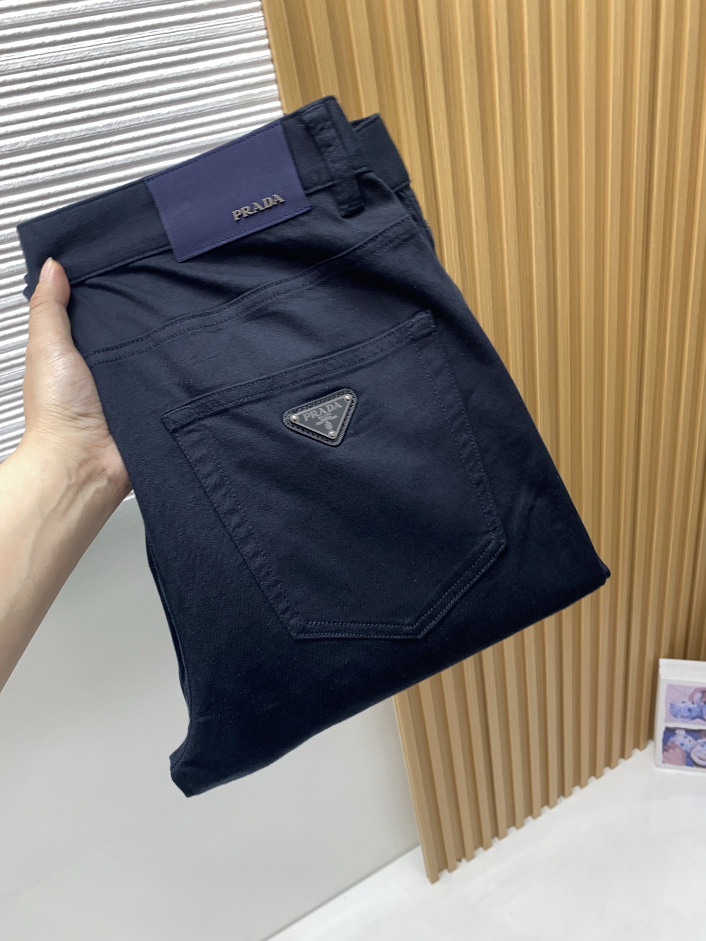 普拉达 2026春夏新款 休闲裤 干净利落剪裁，都市风十足 采用精纺面料手感软糯干爽，上身效果挺括有型。