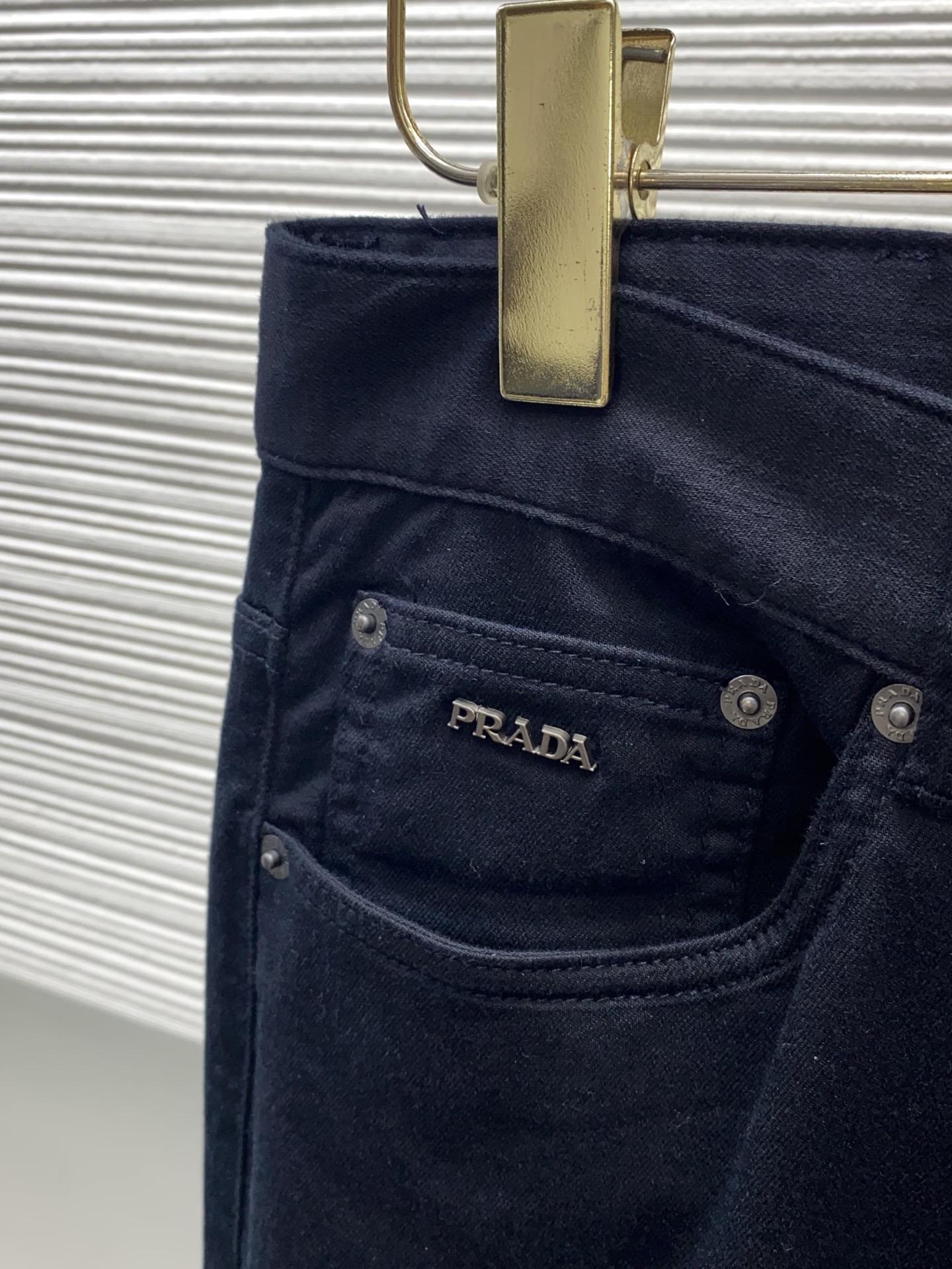 普拉达 2026春夏新款 休闲裤 干净利落剪裁，都市风十足 采用精纺面料手感软糯干爽，上身效果挺括有型。