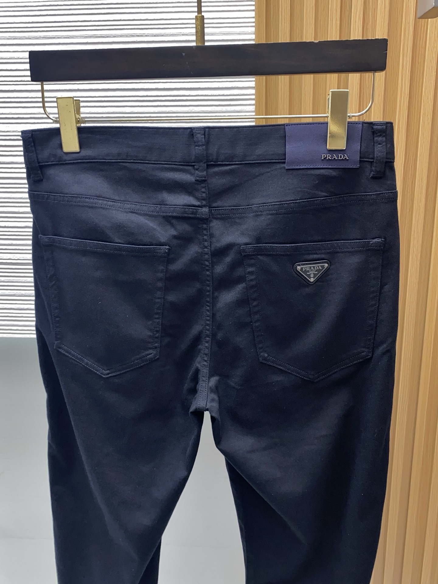 普拉达 2026春夏新款 休闲裤 干净利落剪裁，都市风十足 采用精纺面料手感软糯干爽，上身效果挺括有型。